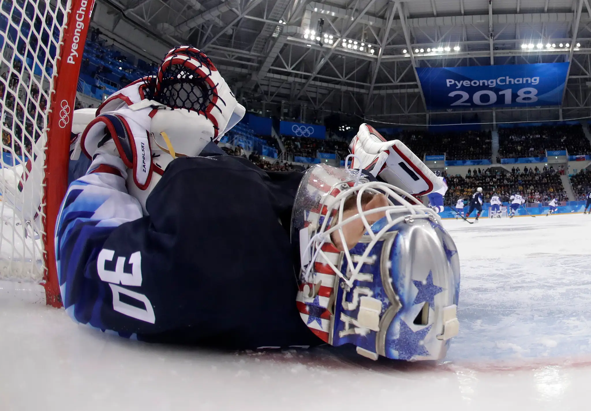 Gólman USA Ryan Zapolski po faule Ladislava Nagya v osemfinále ZOH 2018.