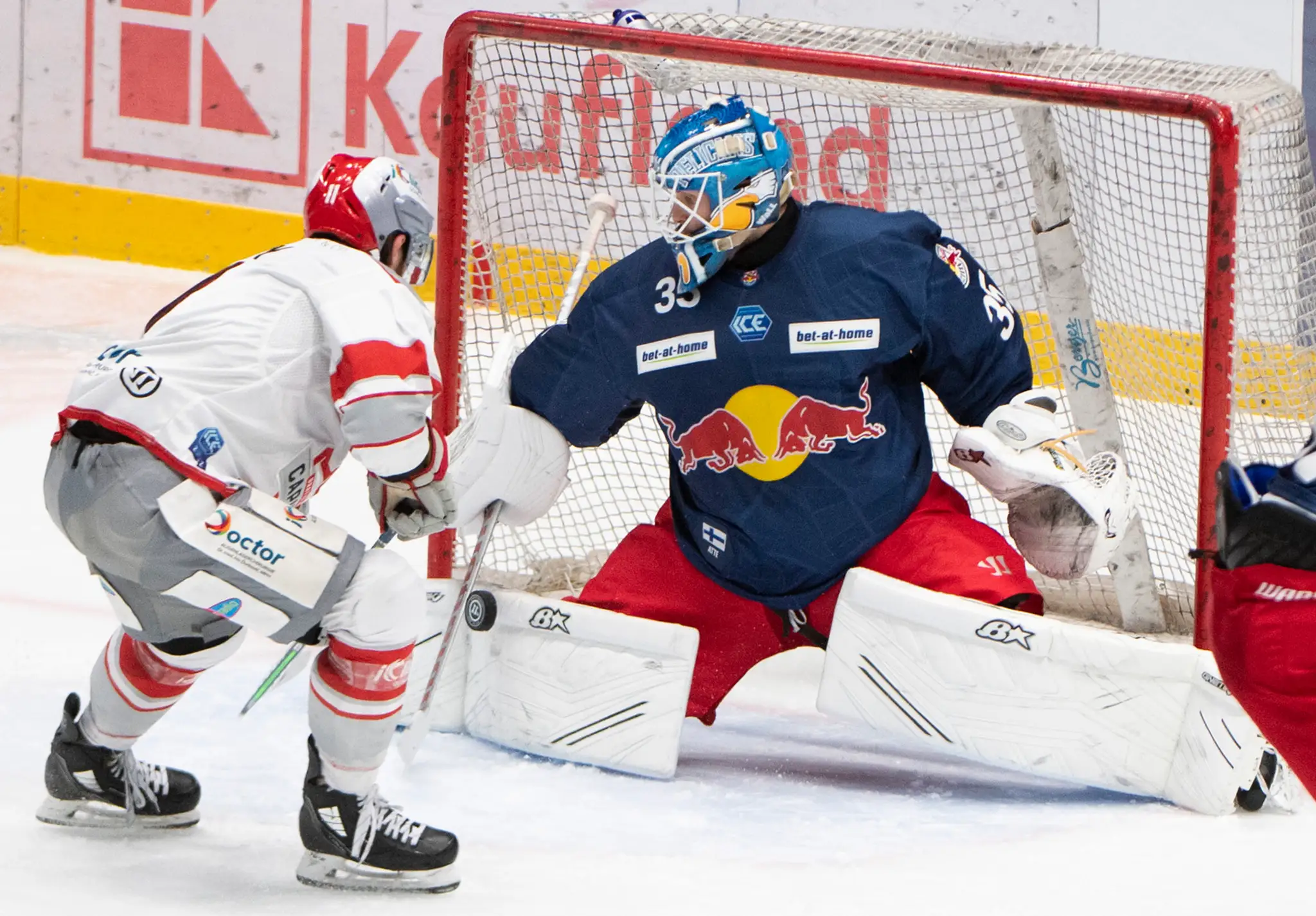 Marc -Olivier Roy v zápase Bratislavy Capitals proti Salzburgu. 