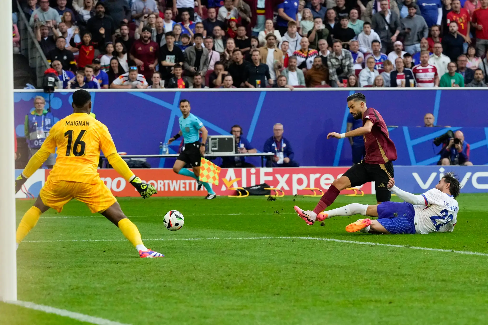 Belgičan Yannick Carrasco v šanci pred bránkou Francúzska v osemfinále ME 2024.