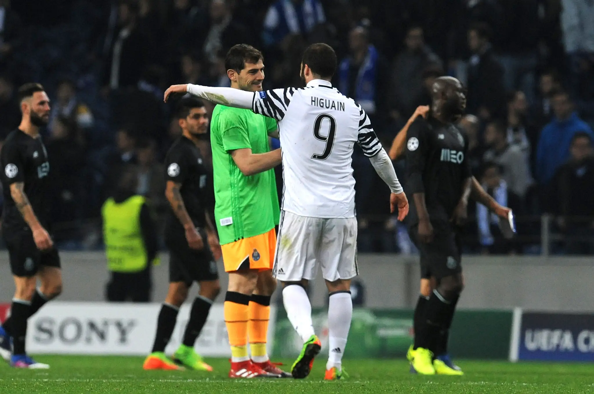 Goznalo Higuaín (vpravo) z Juventusu si podáva ruku po osemfinále LM s gólmanom Porta Ikerom Casillasom.