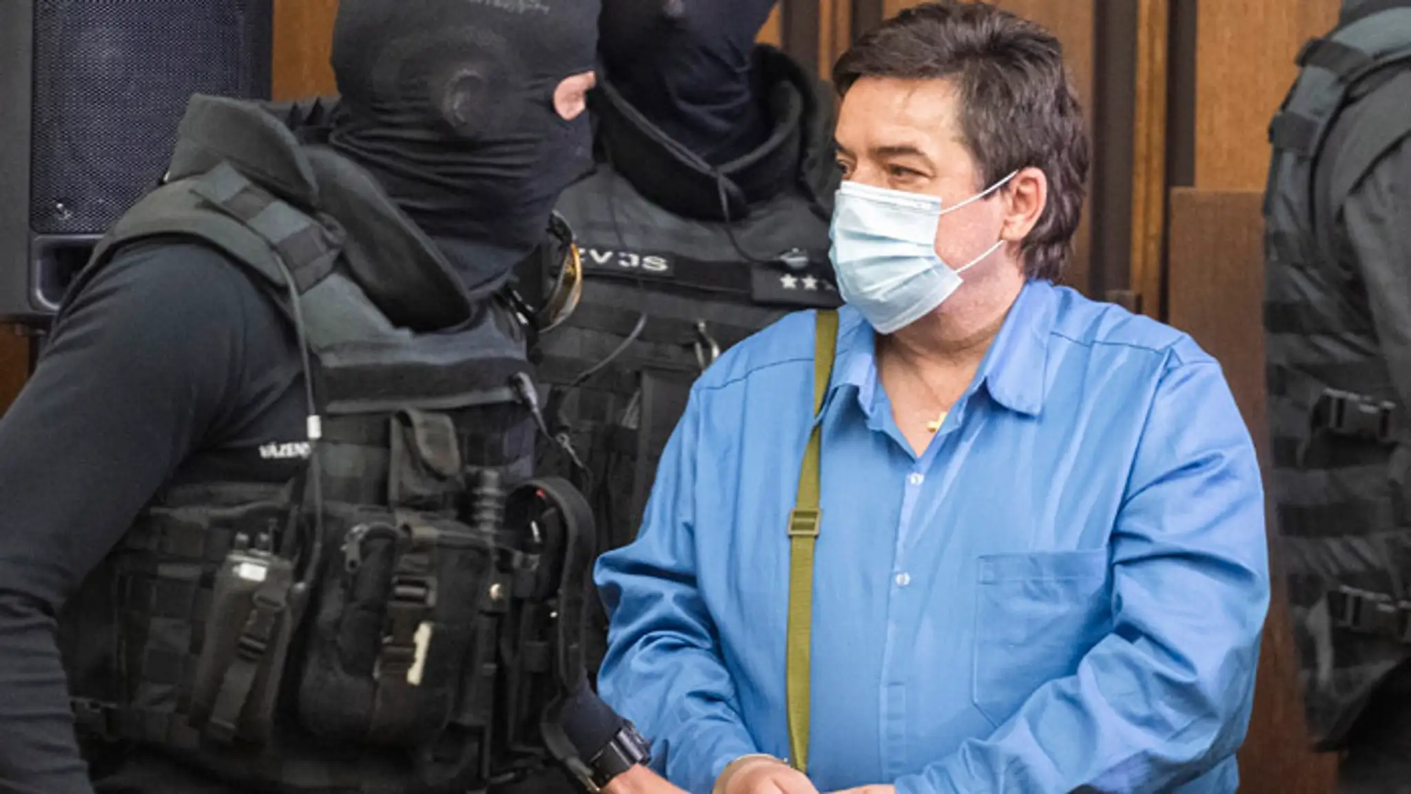 Marian Kočner prichádza v sprievode eskorty na verejné zasadnutie na Najvyššom súde.