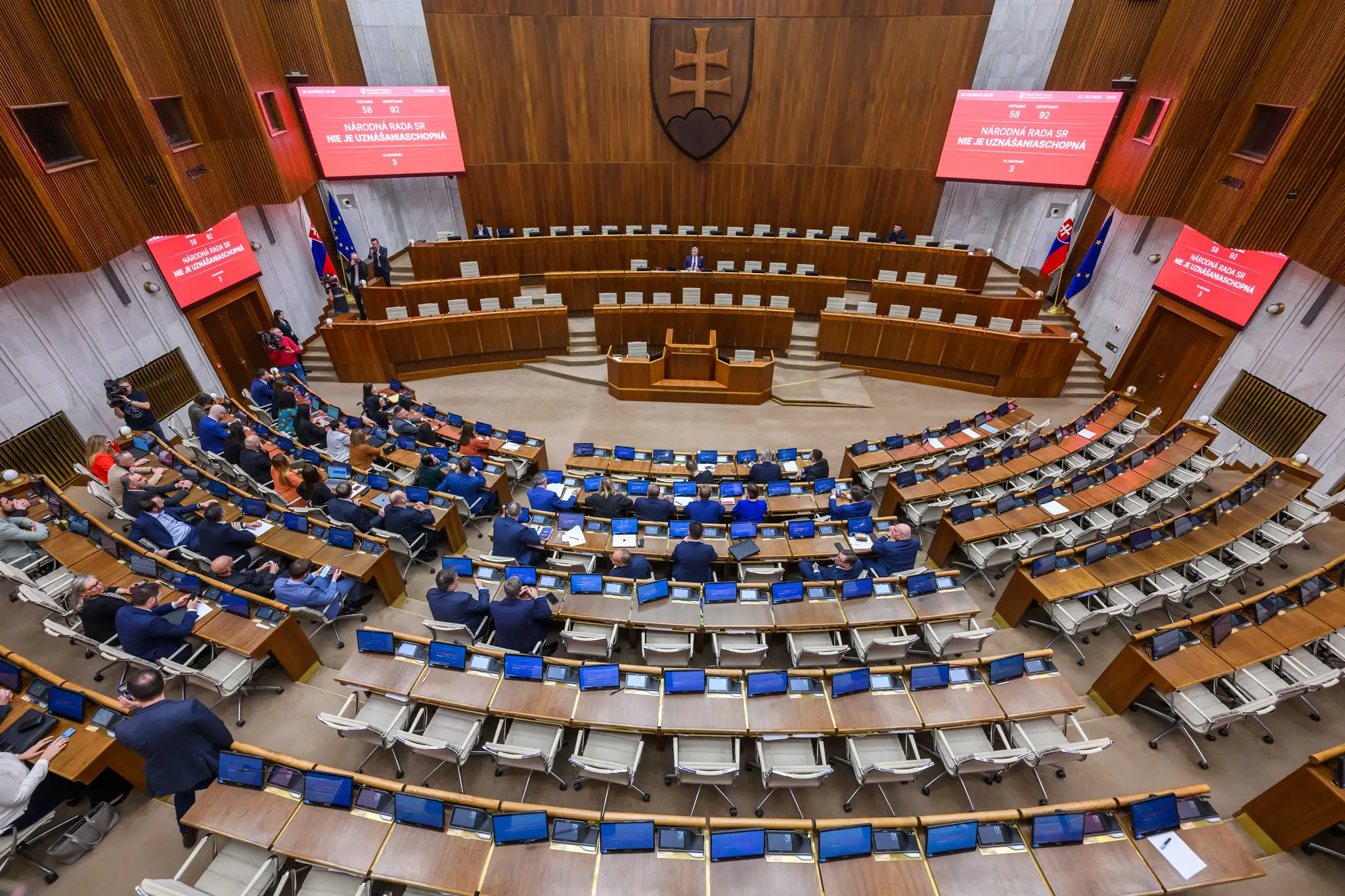 Na snímke rokovacia sála počas pokusu otvoriť schôdzu k odvolávaniu vlády premiéra Roberta Fica.