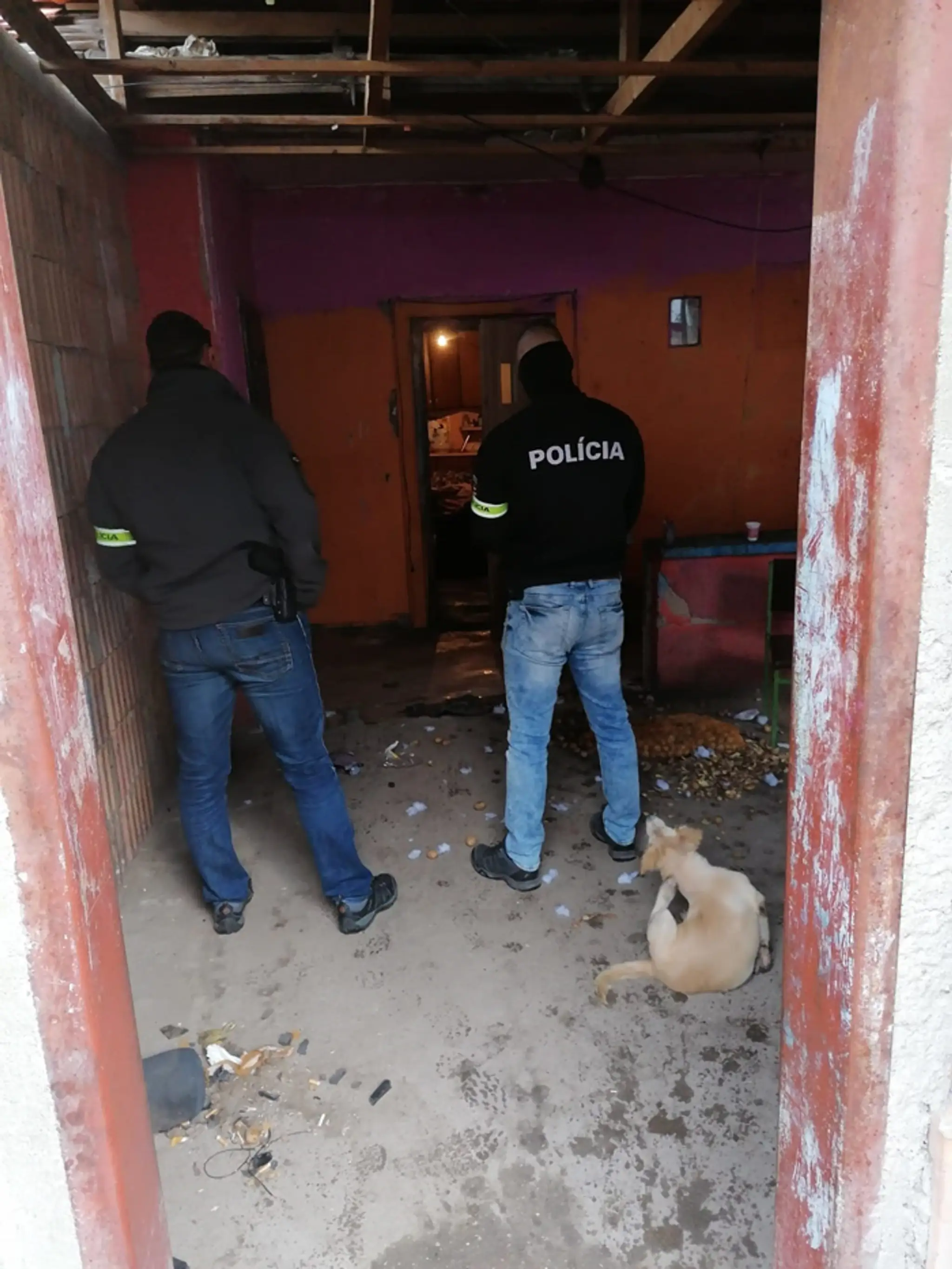 Polícia v obci pri Komárne, kde nútili tínedžerku k sobášu.