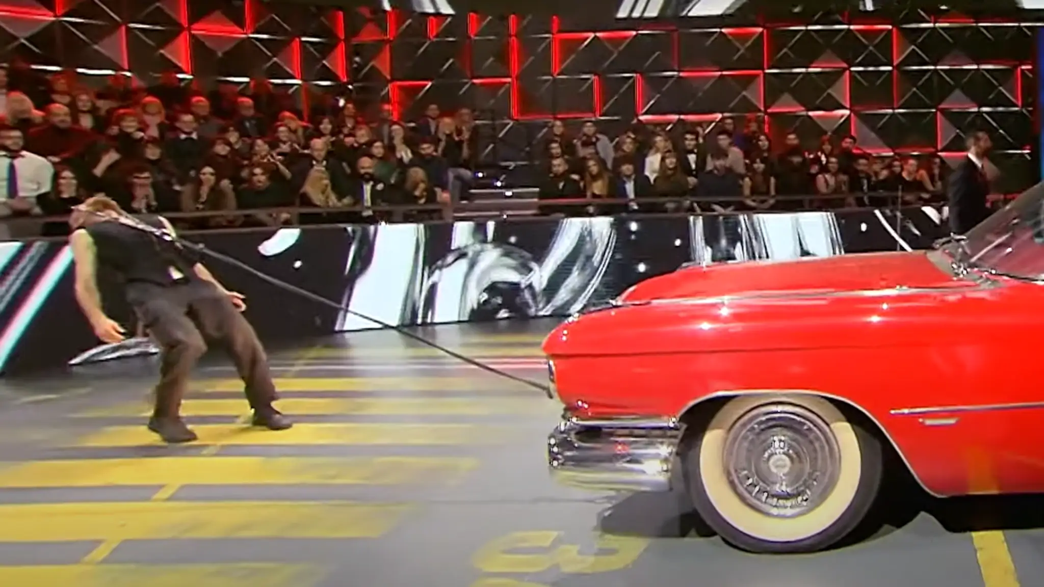 Očnými jamkami rozhýbal vyše dvojtonový Cadillac 