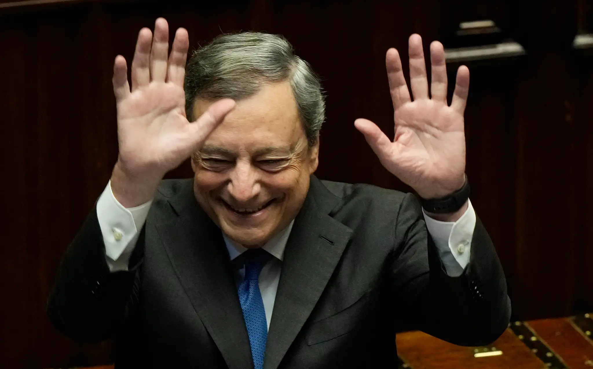 Taliansky premiér Mario Draghi máva poslancom na konci jeho prejavu v parlamente 21. júla 2022.
