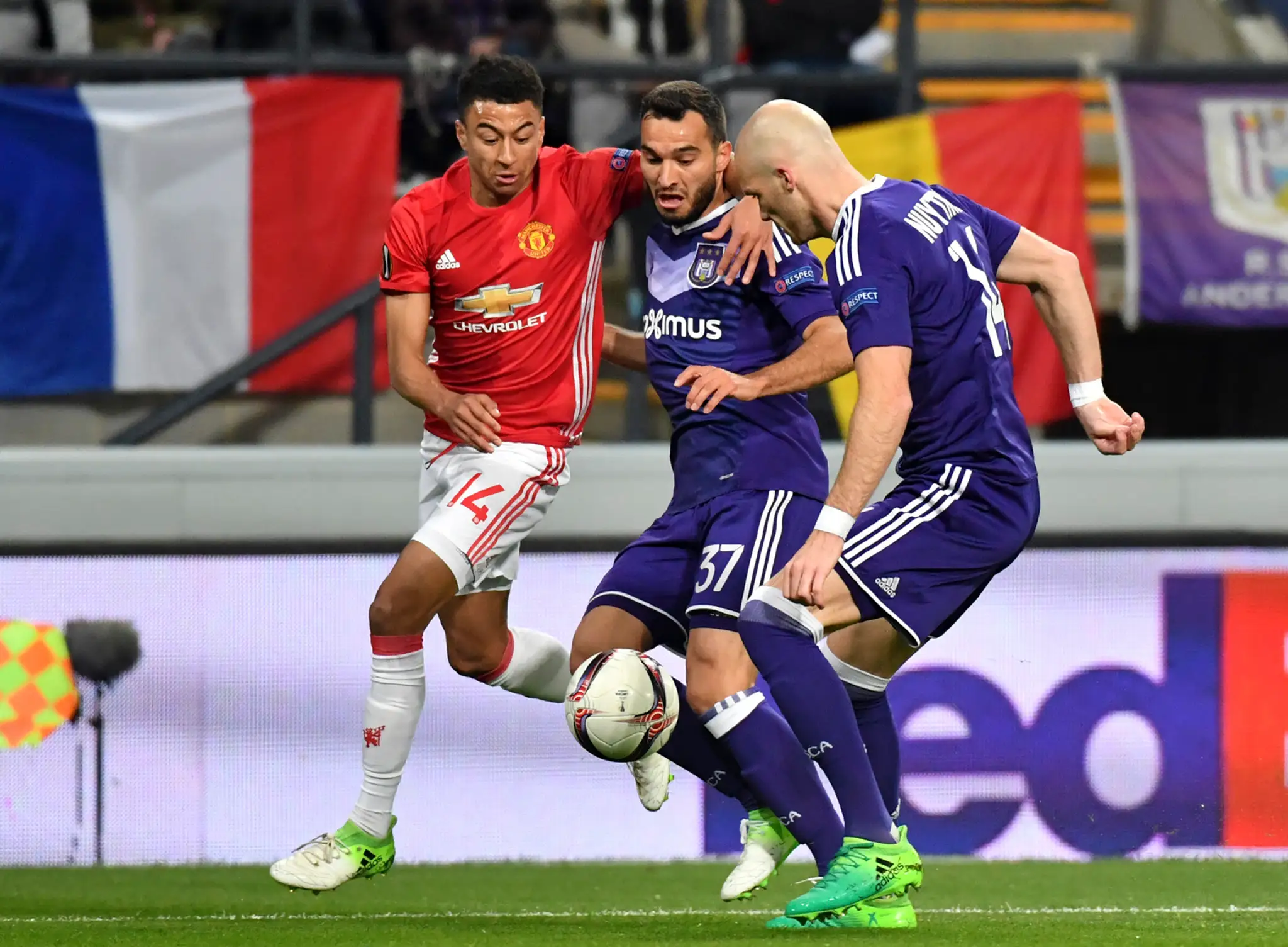 Jesse Lingard (vľavo) z ManUtd bojuje o loptu s Ivanom Obradovicom (v strede) a Bramom Nuytinckom z Anderlechtu vo štvrťfinále E