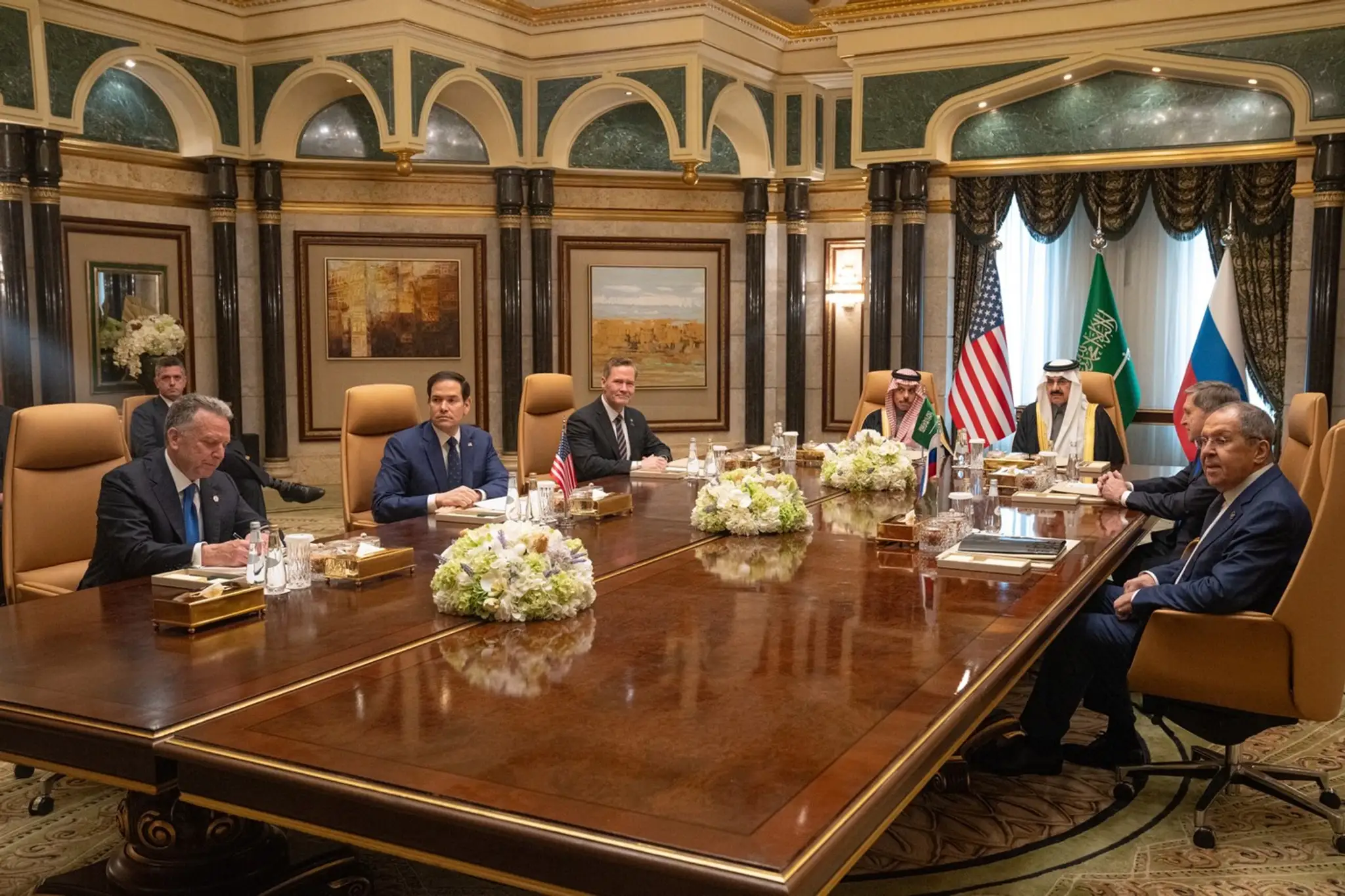 Delegácie USA a Ruska počas rokovania v Rijáde.