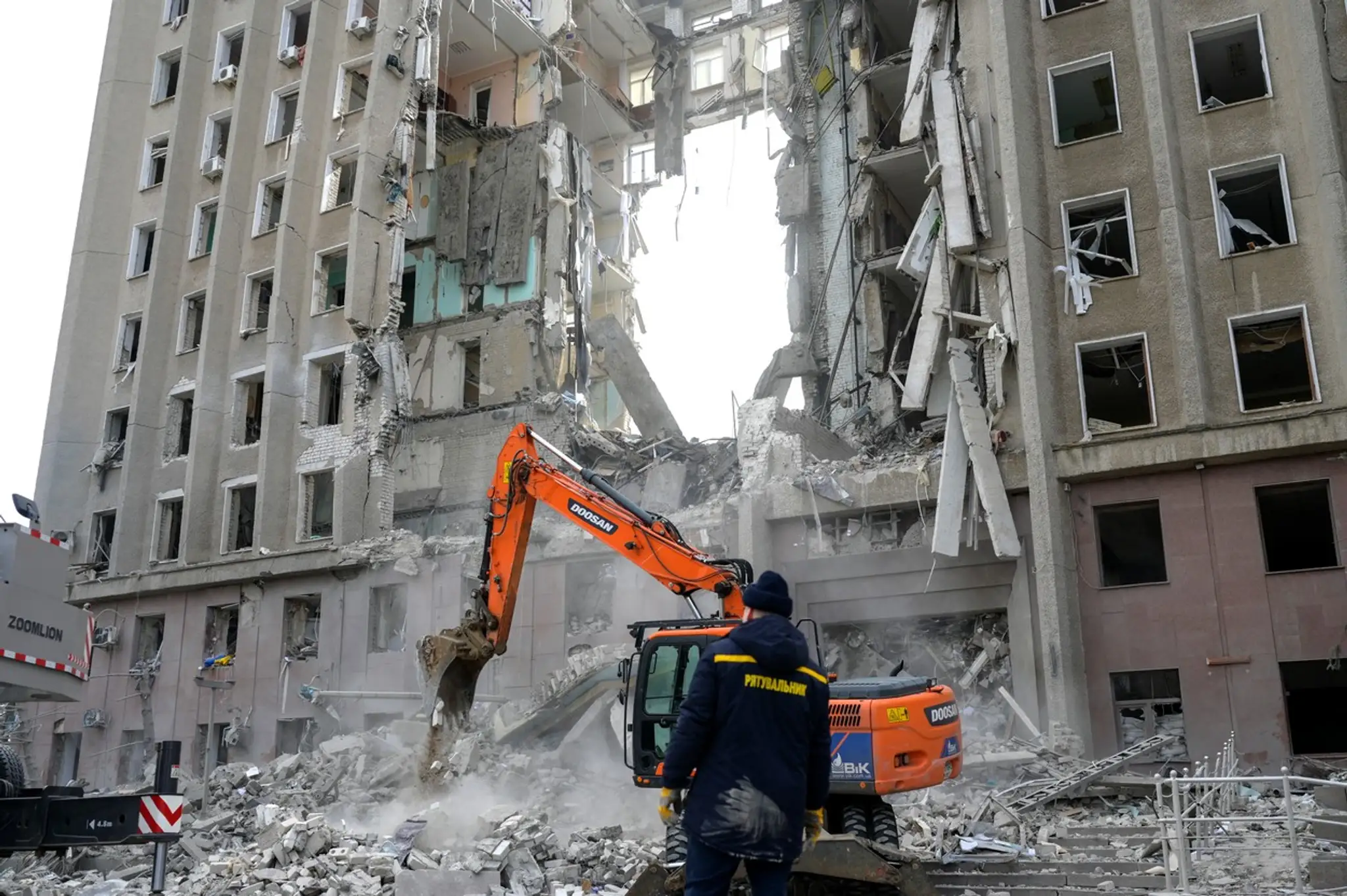 Po zásahu vládnej budovy ruskou raketou je najmenej 7 mŕtvych.