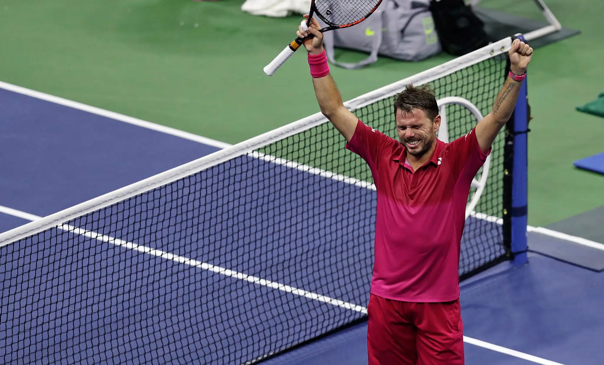 Švajčiarsky tenista Stan Wawrinka oslavuje postup do semifinále US Open po víťazstve nad Juanom Martinom del Potrom.jpg