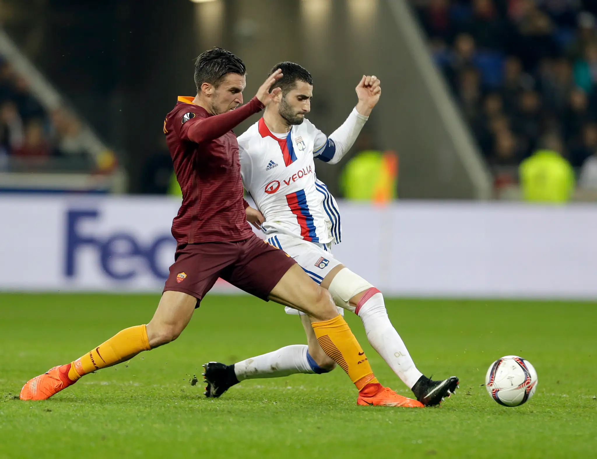 Rachid Ghezzal (vpravo) z Lyonu bojuje o loptu s Juanom Jesusom z AS Rím v osemfinále EL.
