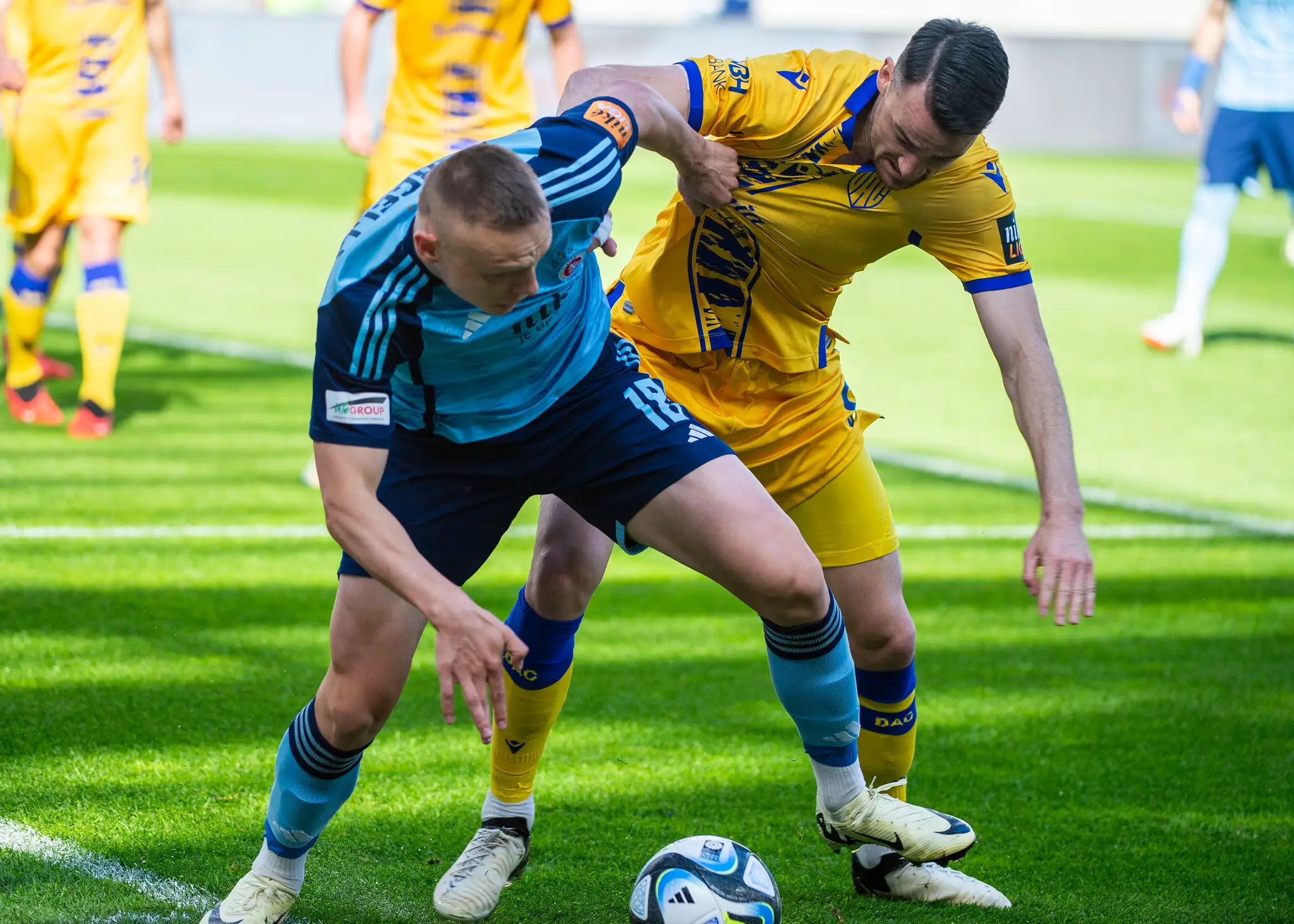 Na snímke zľava Nino Marcelli (Slovan) a Milan Dimun (DAC).