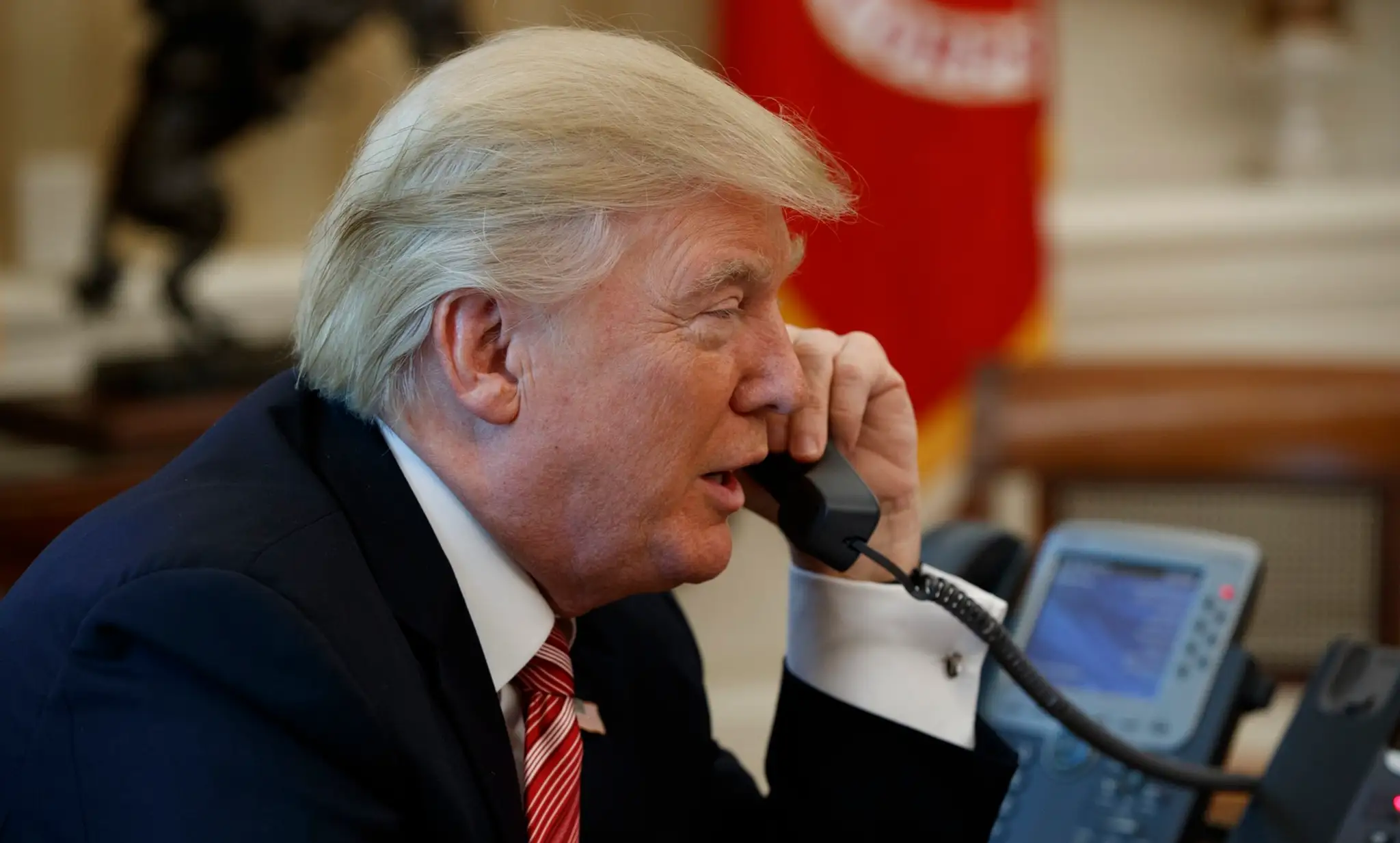 Americký prezident Donald Trump telefonuje s novým írskym premiérom Leom Varadkarom v Oválnej pracovni Bieleho domu.