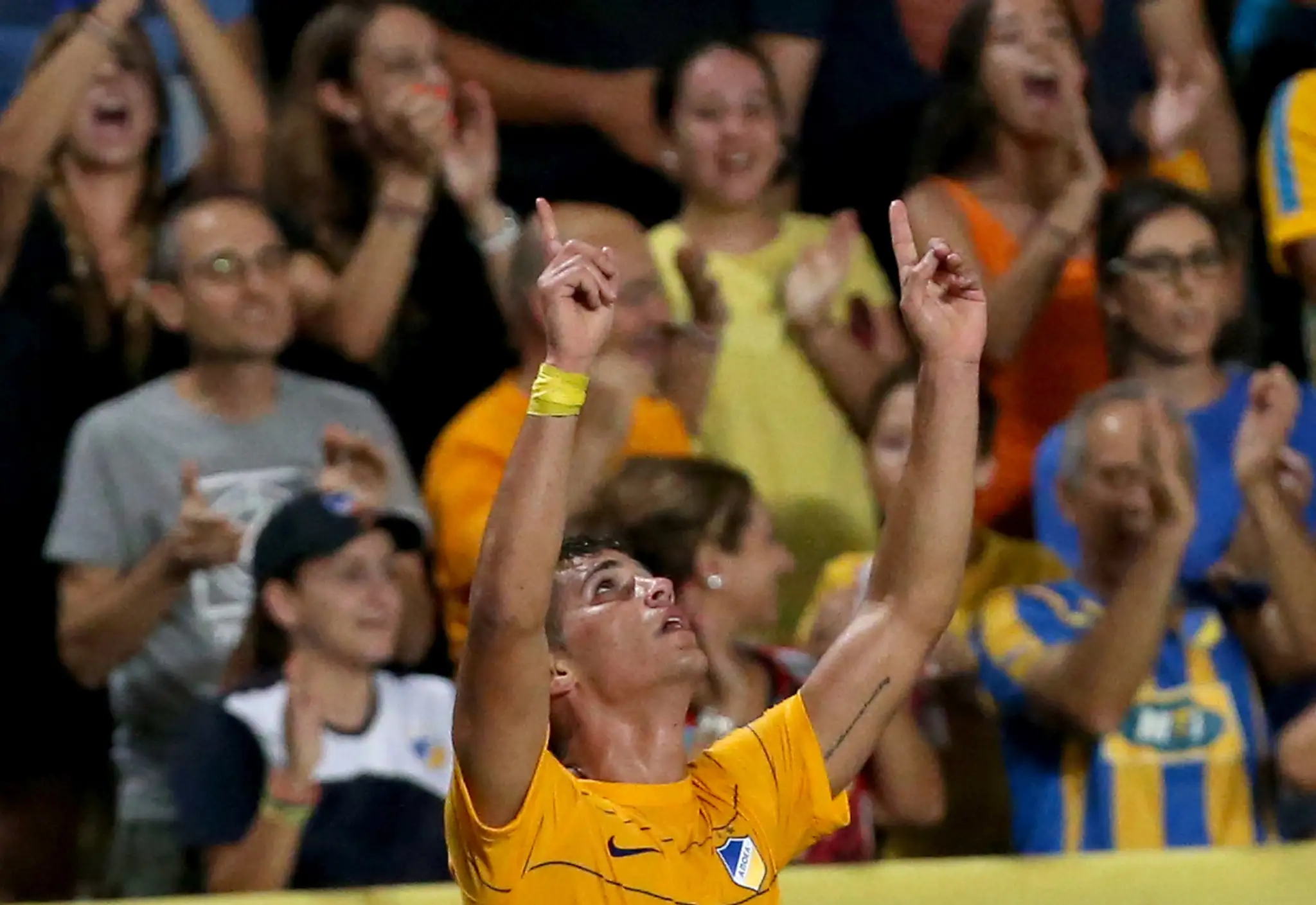 Pieros Sotiriou z APOELu Nikózia oslavuje gól do bránky Kodane v odvete play off Ligy majstrov.