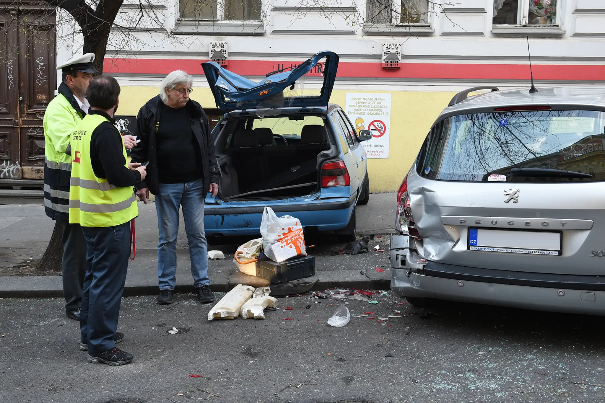 Nešťastný majiteľ auta s policajtami.