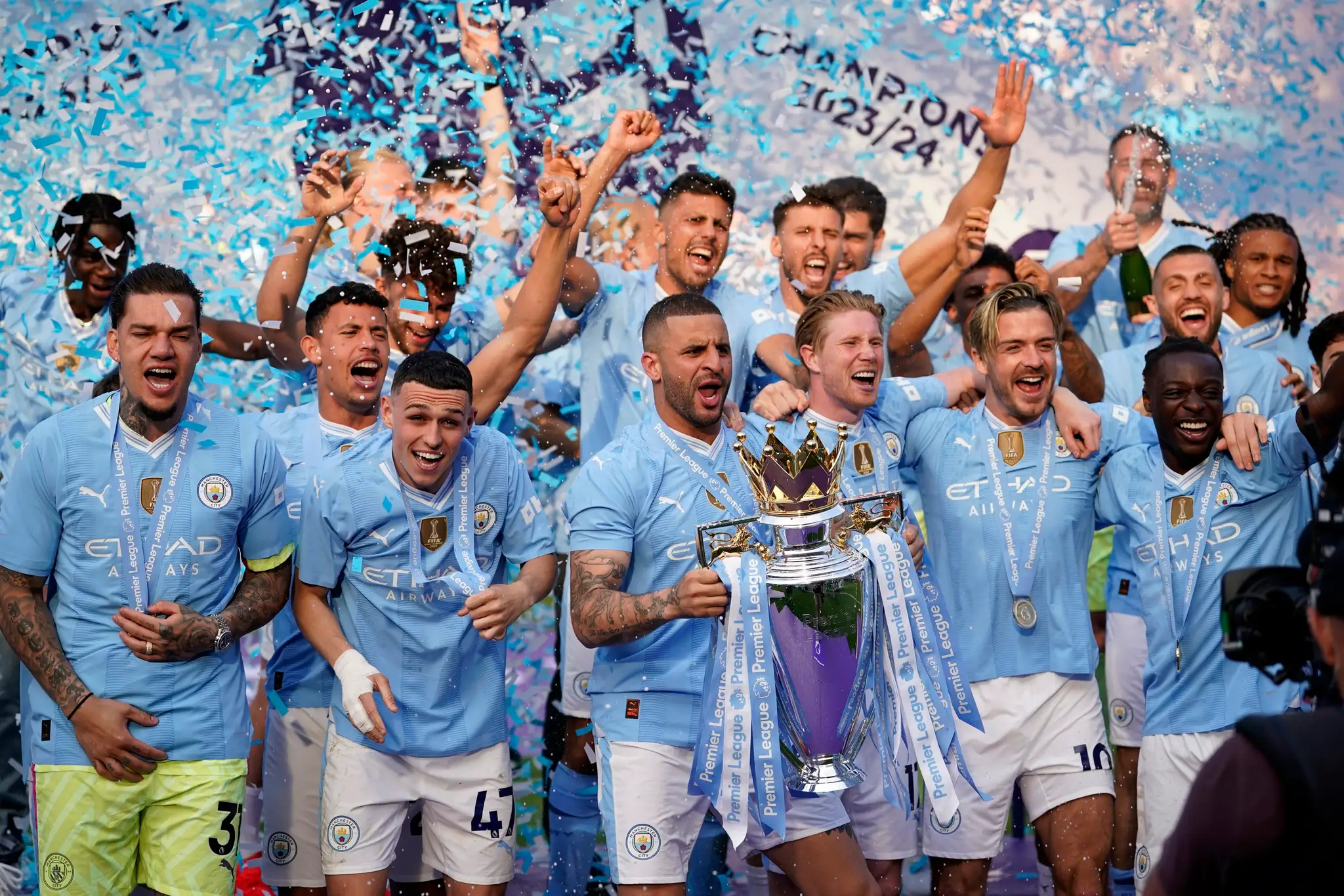 Futbalisti Manchestru City oslavujú titul v Premier League.