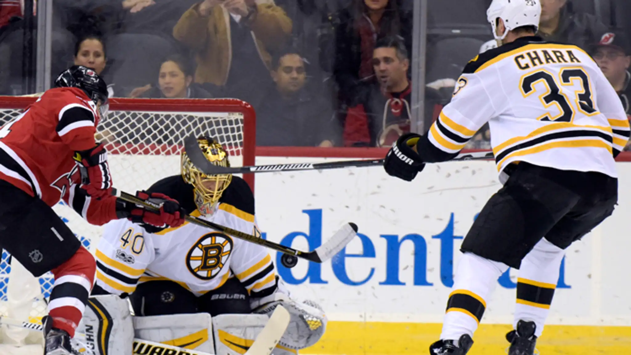 Brankár Tuukka Risk (Boston Bruins), Adam Henrique (New Jersey Devils) a Zdeno Chára (Boston Bruins).