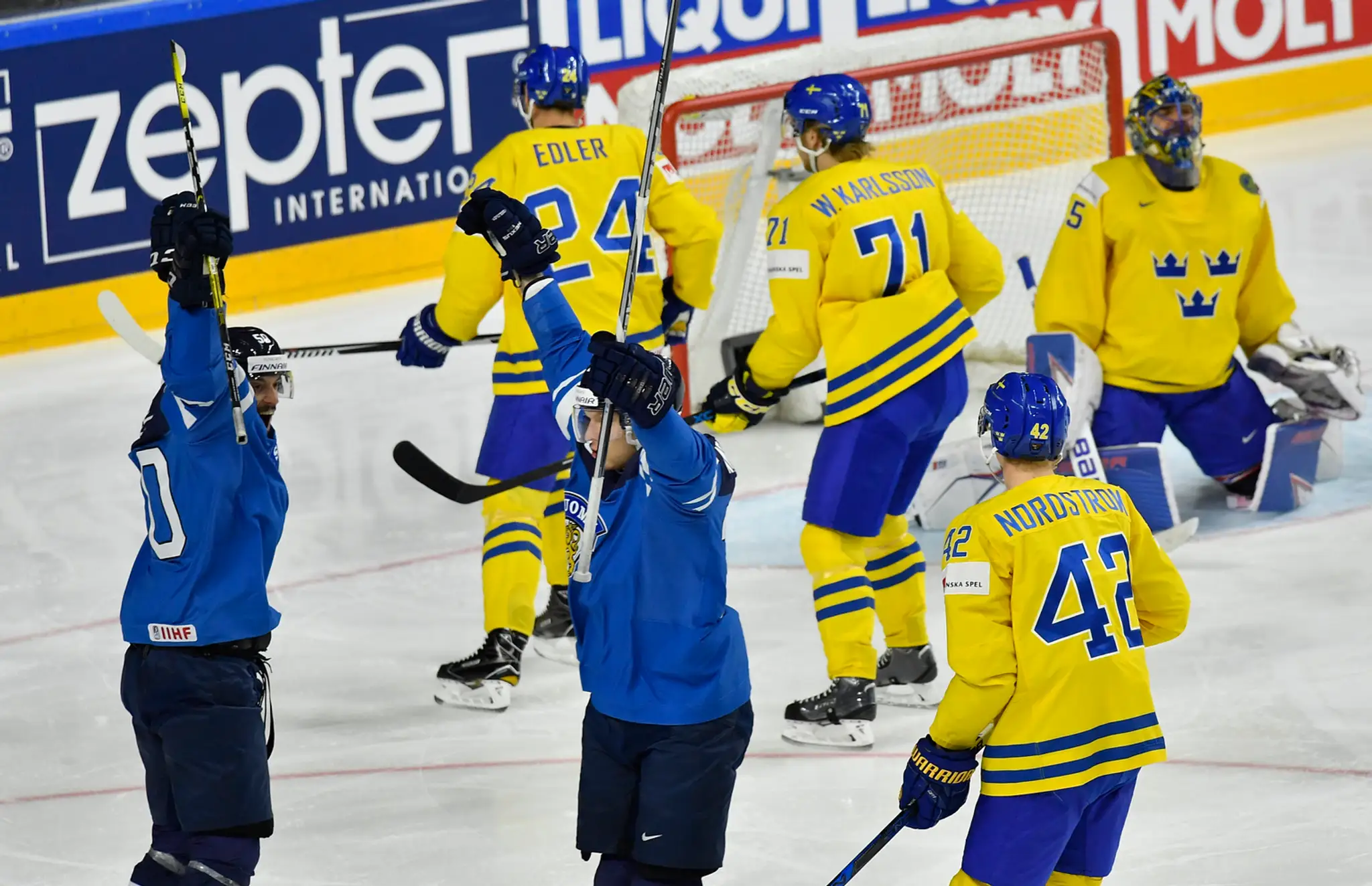 Fíni Joonas Kemppainen (v strede) a Juhamatti Aaltonen sa radujú z gólu vo švédskej sieti v semifinále MS 2017.