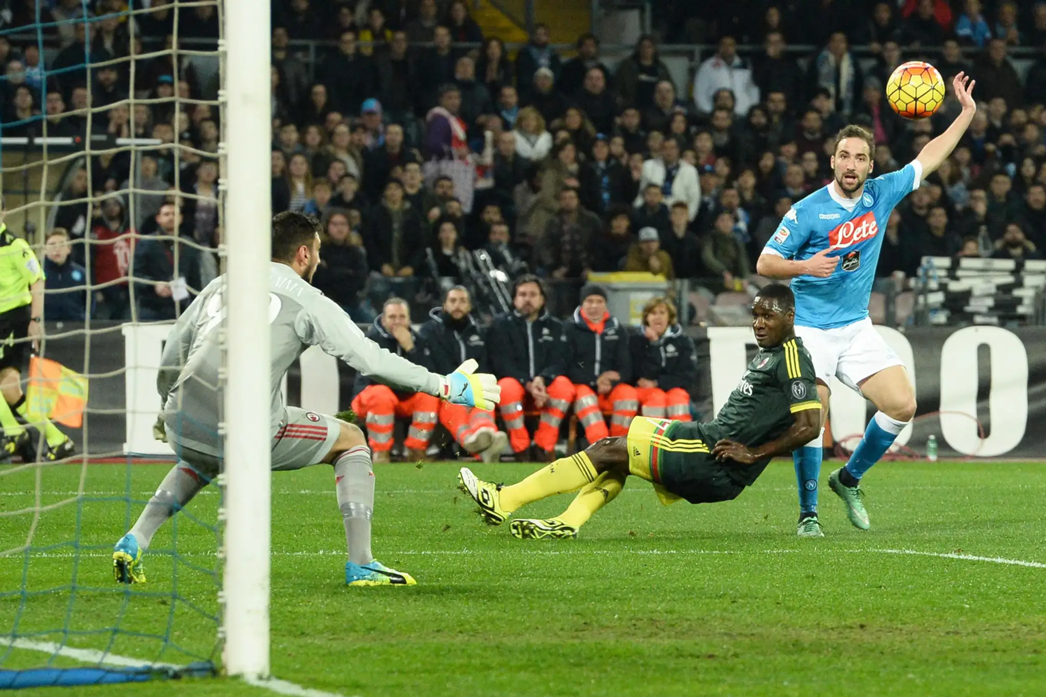Gonzalo Higuain (SSC Neapol) a Cristian Zapata (AC Miláno).