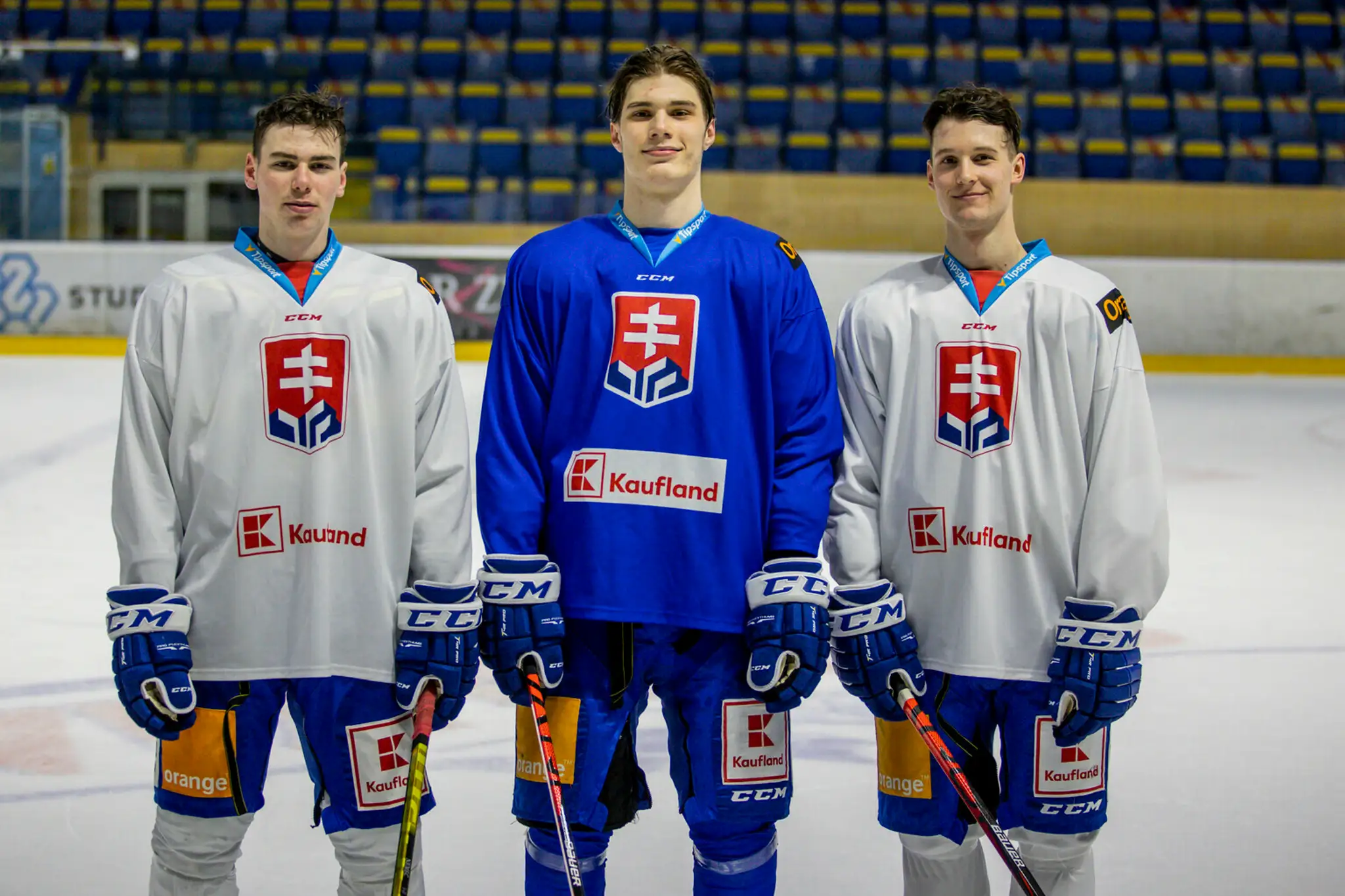Na snímke zľava Šimon Nemec, Juraj Slafkovský a Samuel Kňažko počas tréningu slovenskej hokejovej reprezentácie.