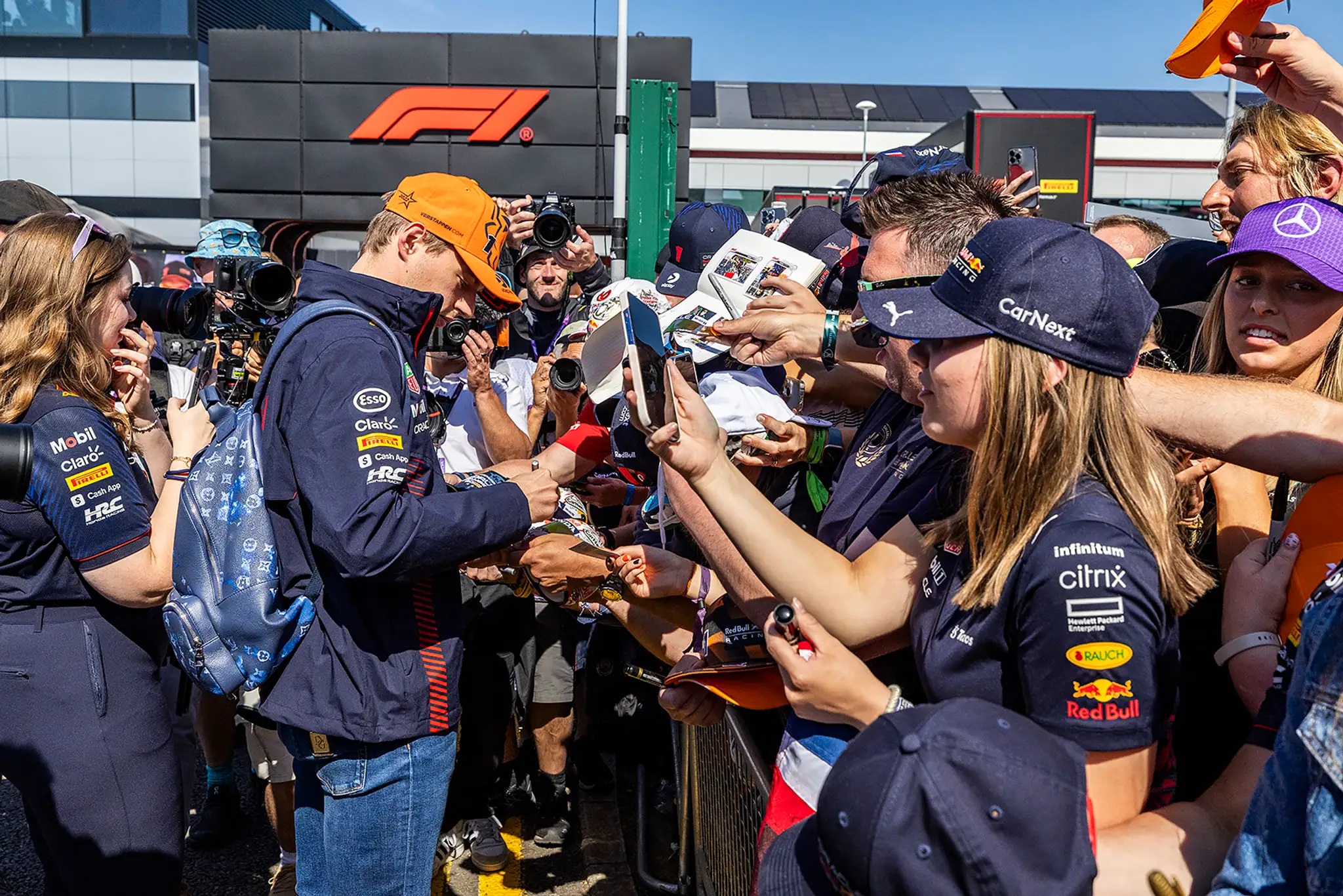Max Verstappen rozdáva podpisy fanúšikom.