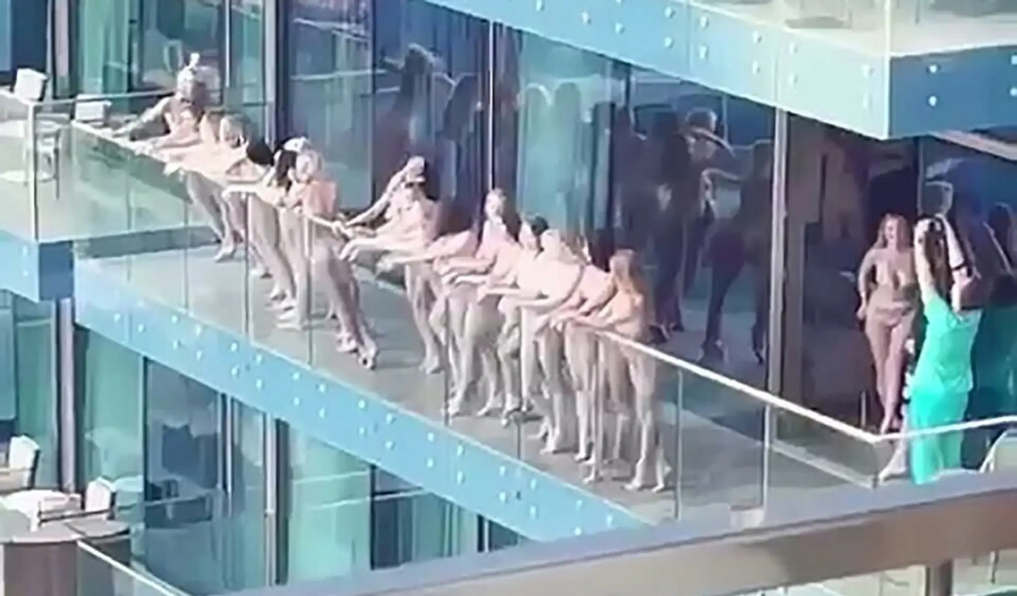 Nahé modelky na balkóne v Dubaji