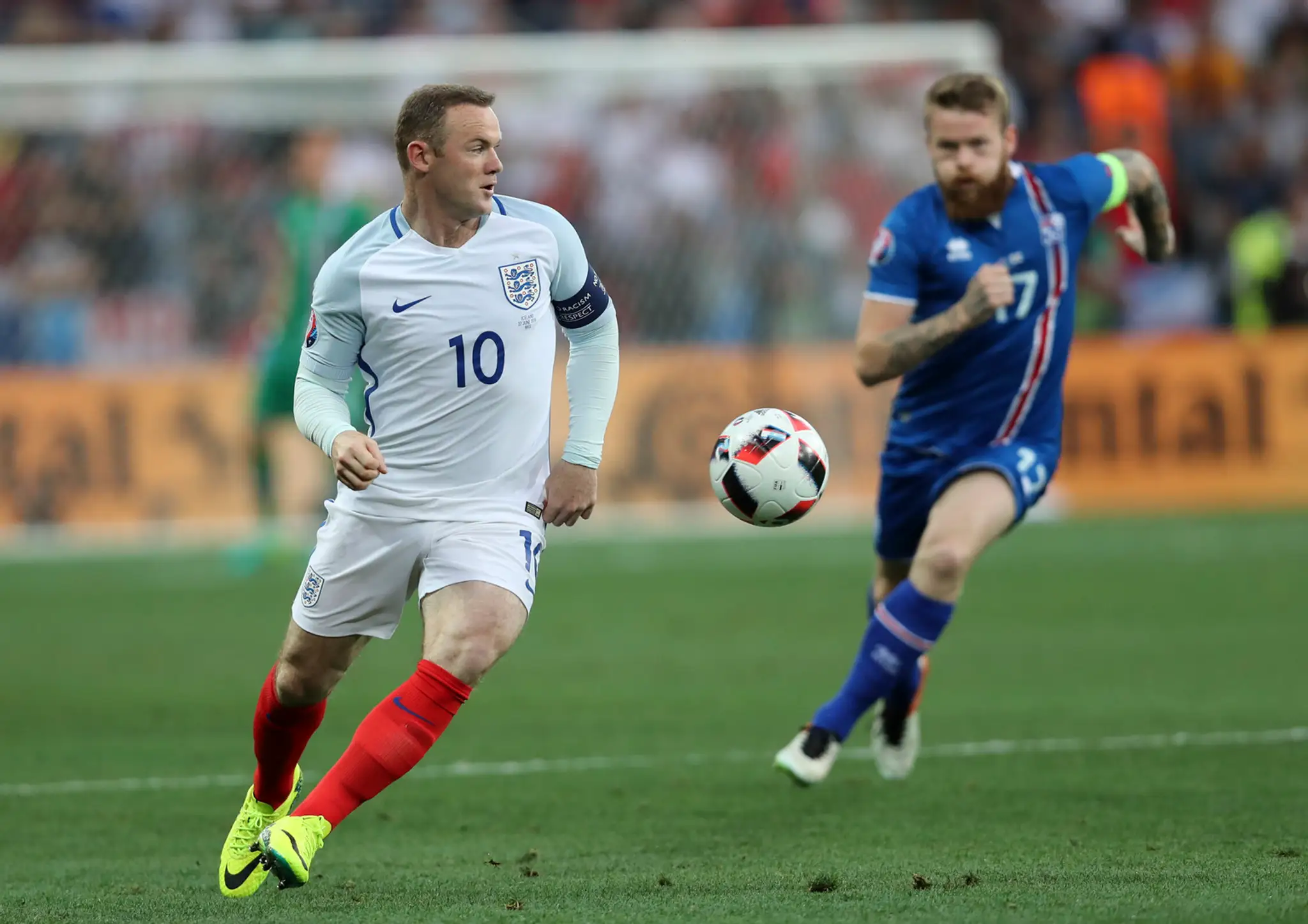 Anglický hráč Wayne Rooney (vľavo) uteká s loptou počas osemfinále ME proti Islandu.