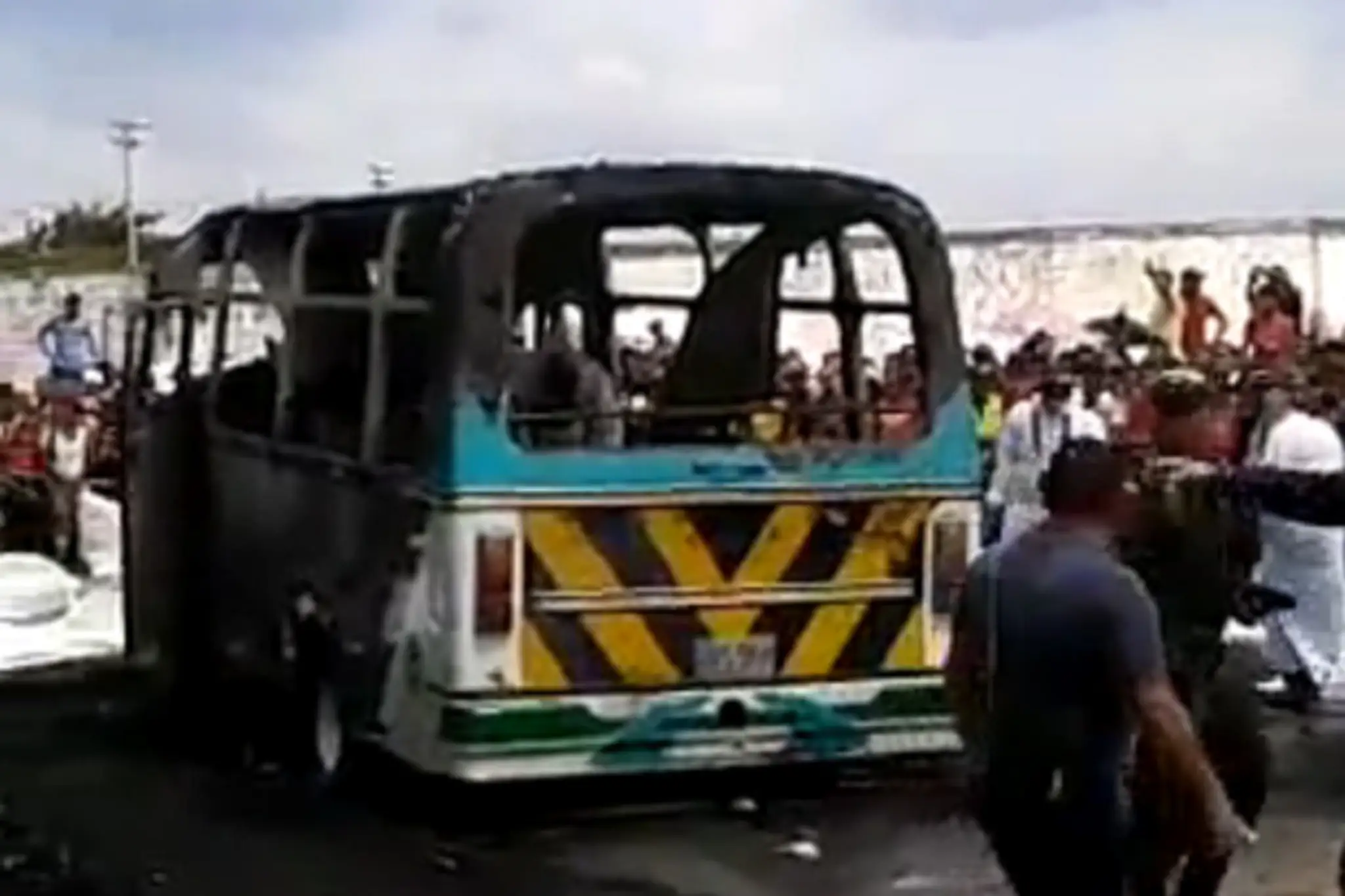 Autobus zachvátil požiar, uhorelo v ňom 32 detí