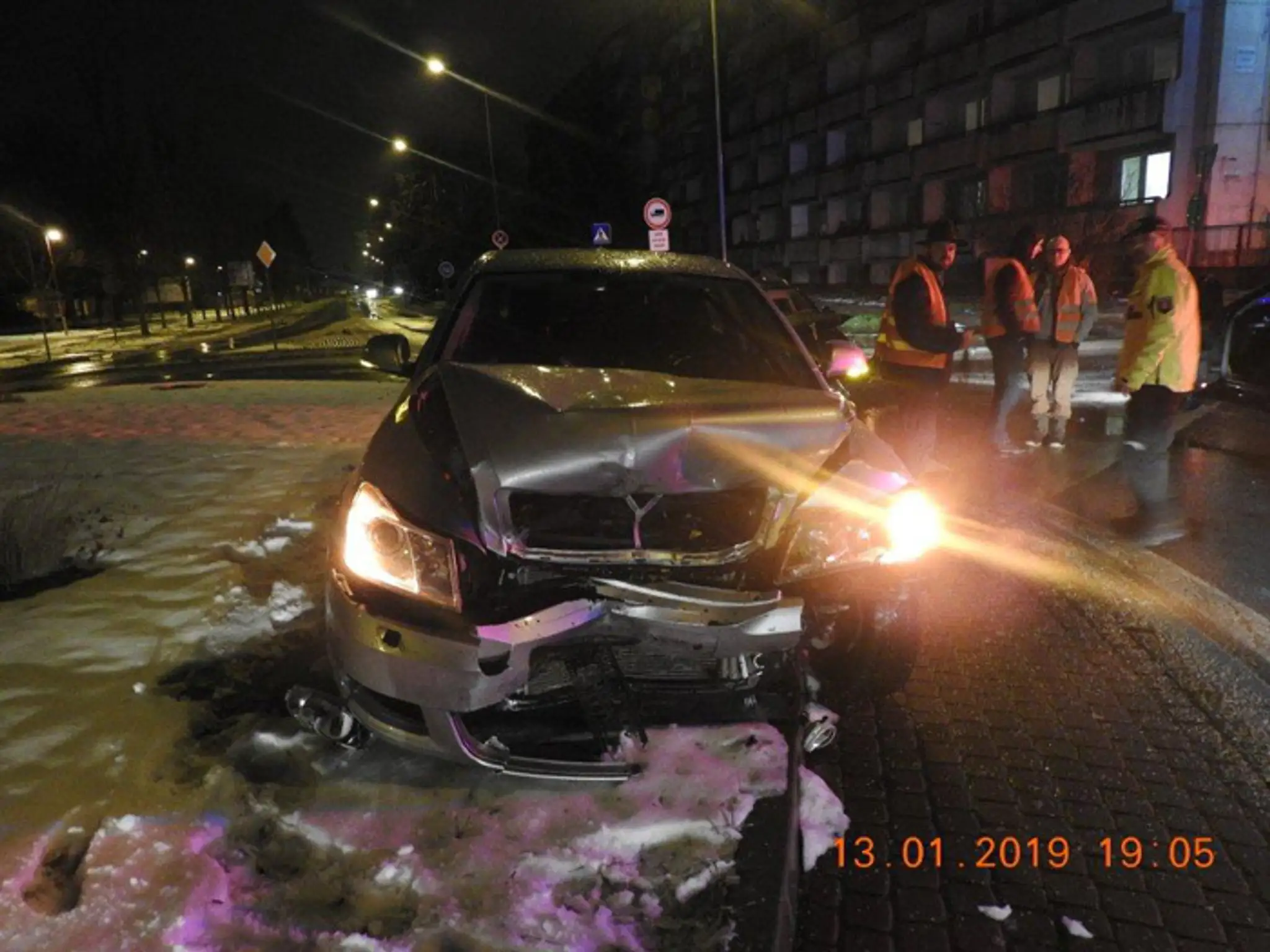 Zdemolovaný VW Passat, do ktorého narazil vodič s 5,50 promile.