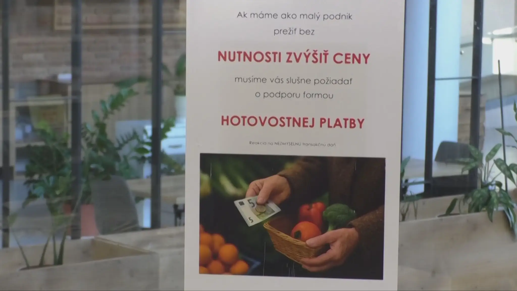 Podnikateľ prosí zákazníkov, aby platili v hotovosti.