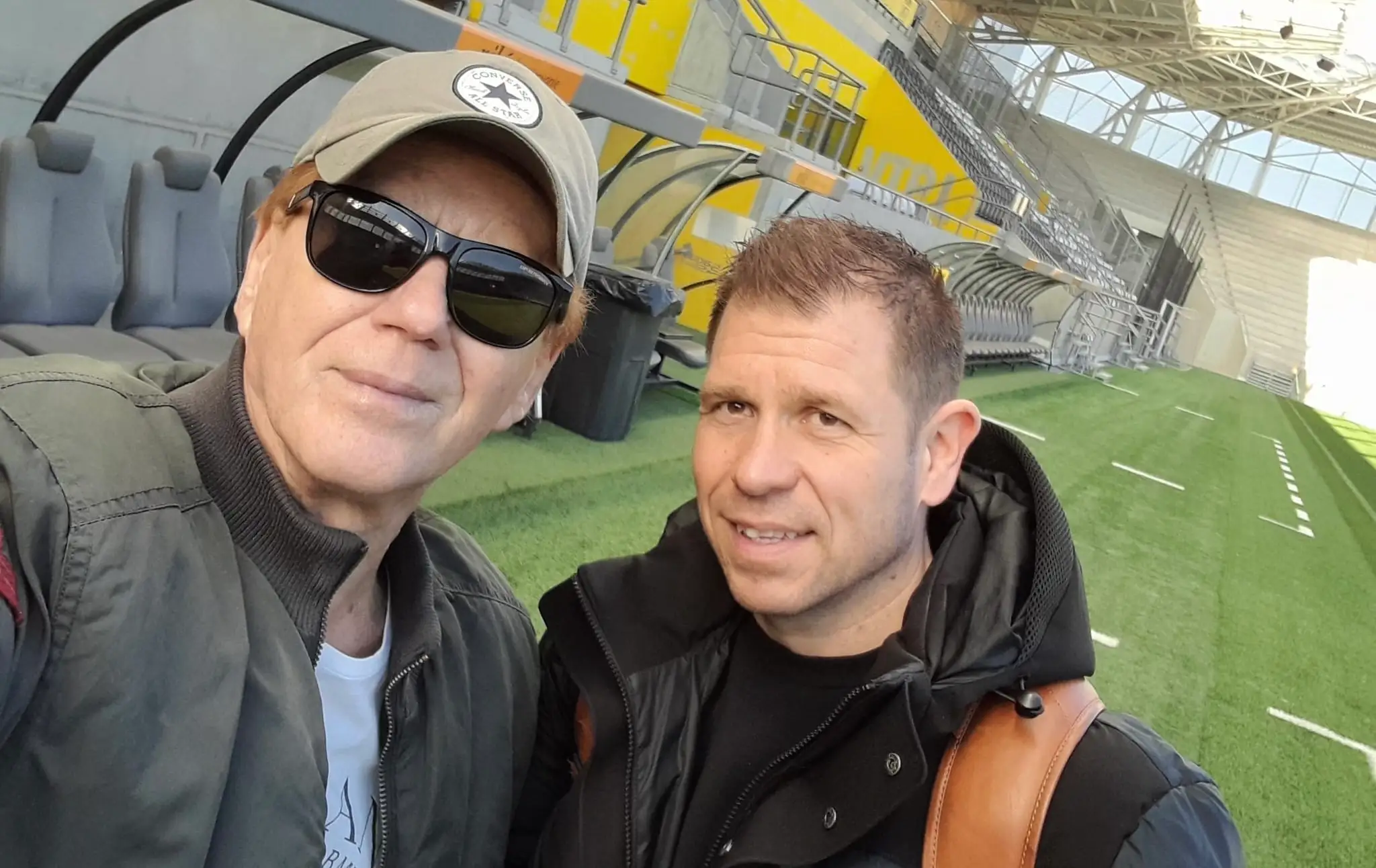 Joe Borbély, dlhoročný priateľ, manažér i poradca kráľa futbalu a Peter Schmiedl, generálny manažér 