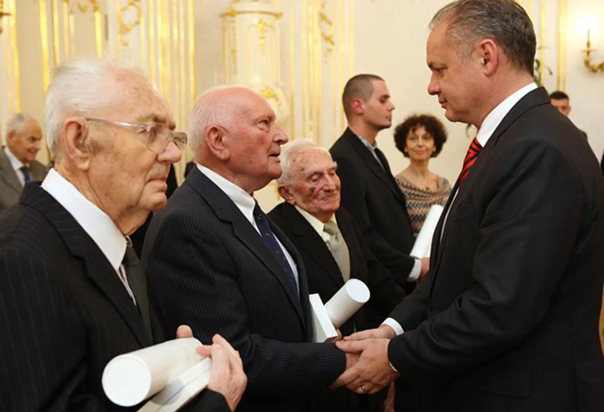 Jaroslav Fabok (vľavo) a Ján Zeman dostali vyznamenania bojovníkov za slobodu a demokraciu.