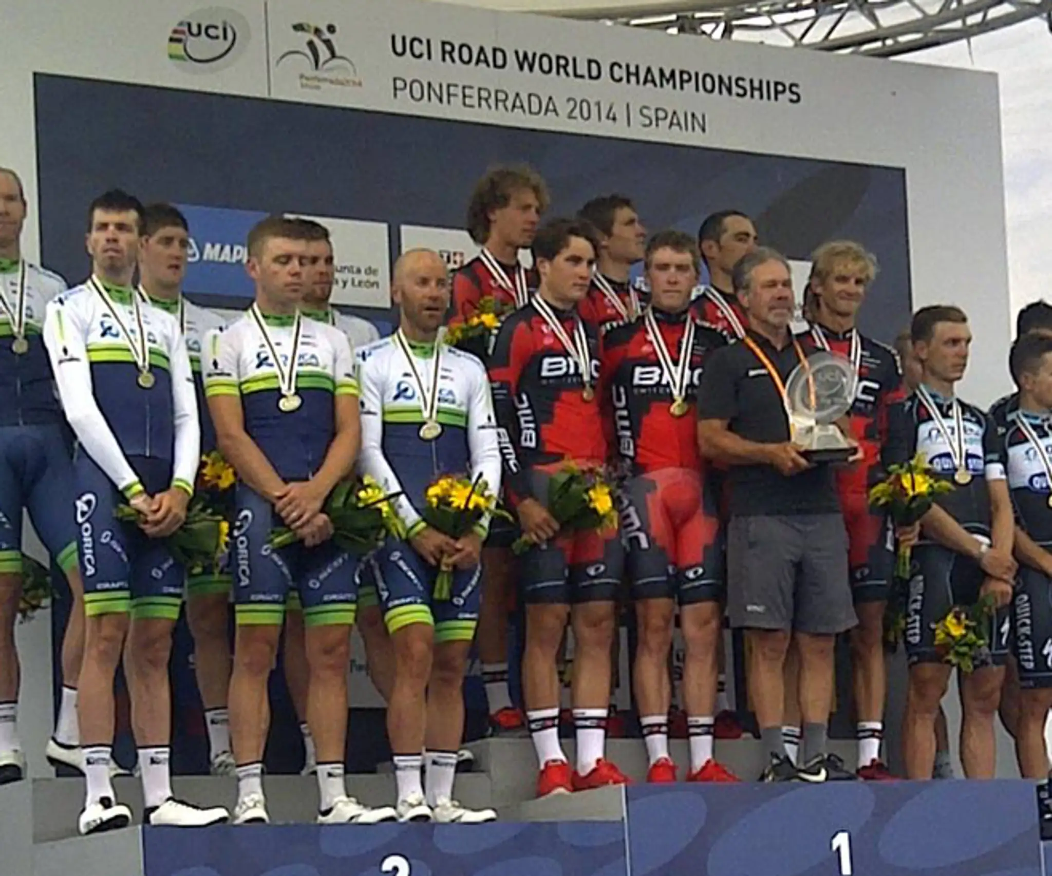 Stupeň víťazov na MS, tím BMC Racing Team s našim Petrom Velitsom zvíťazil.