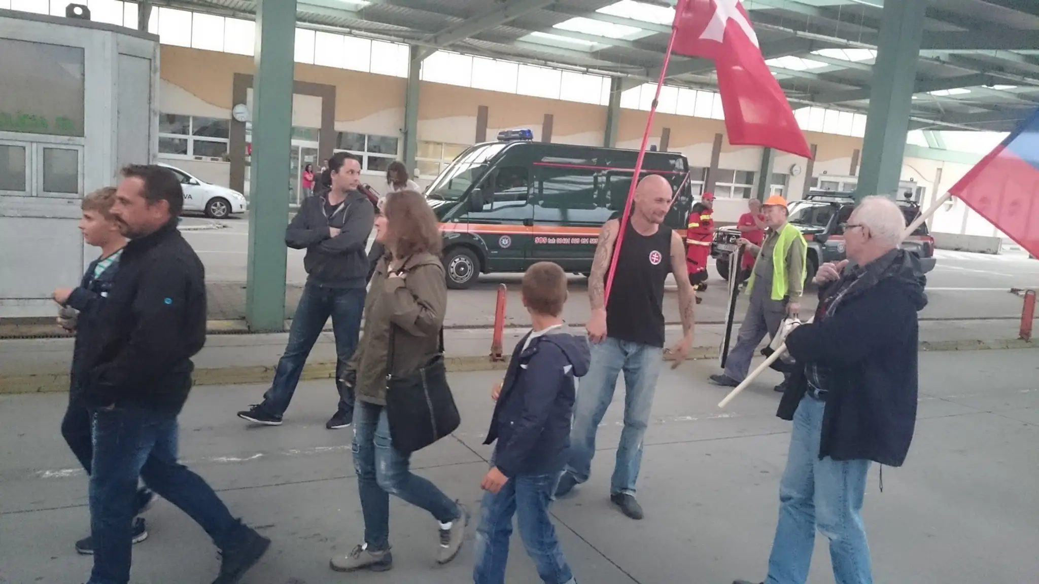 Nesúhlas s konvojom prišli na slovensko-české hranice vyjadriť aj prívrženci Ľudovej strany Naše Slovensko.
