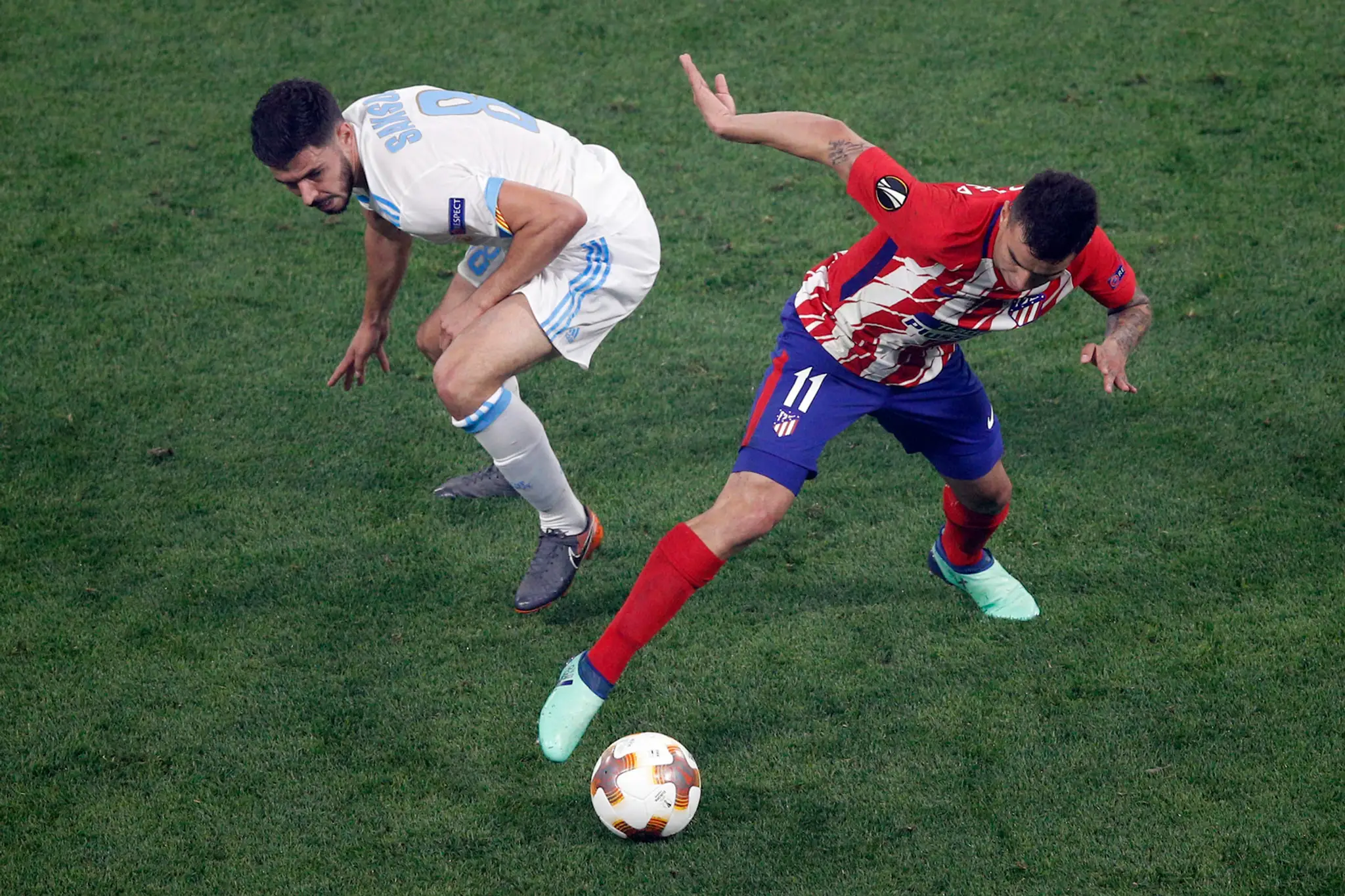 Angel Correa (vpravo) z Atlética bojuje o loptu s Morganom Sansonom z Marseille vo finále EL.
