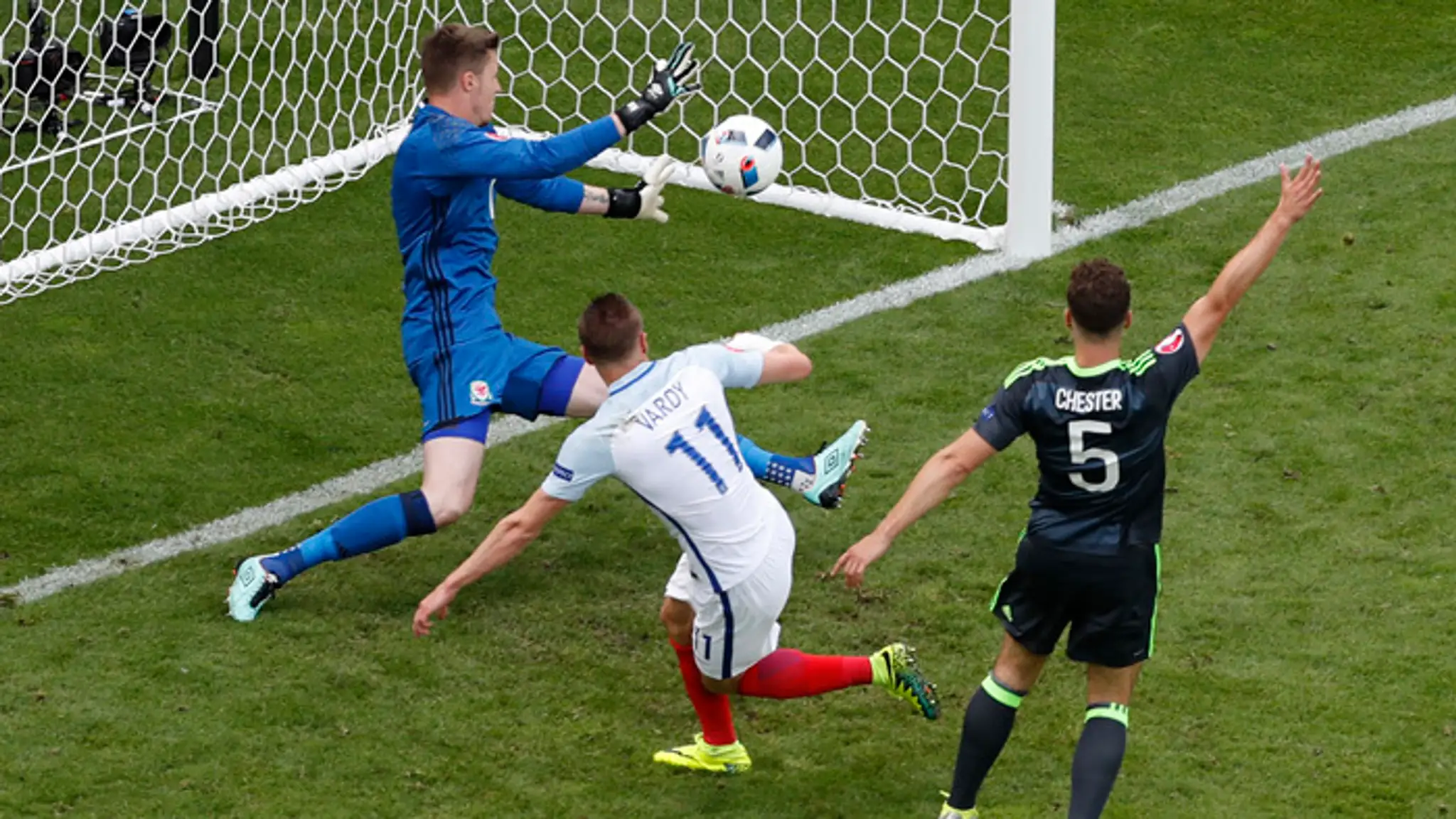 Anglický futbalista Jamier Vardy (uprostred) strieľa vyrovnávajúci gól proti Walesu.