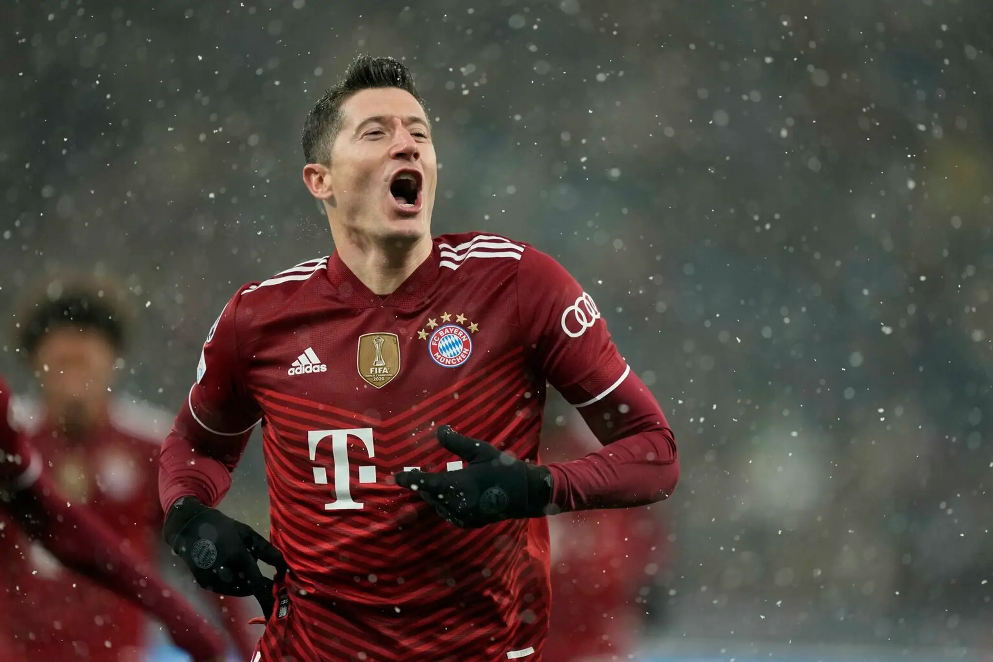 Robert Lewandowski z Bayernu oslavuje gól v dueli LM na pôde Dynama Kyjev.