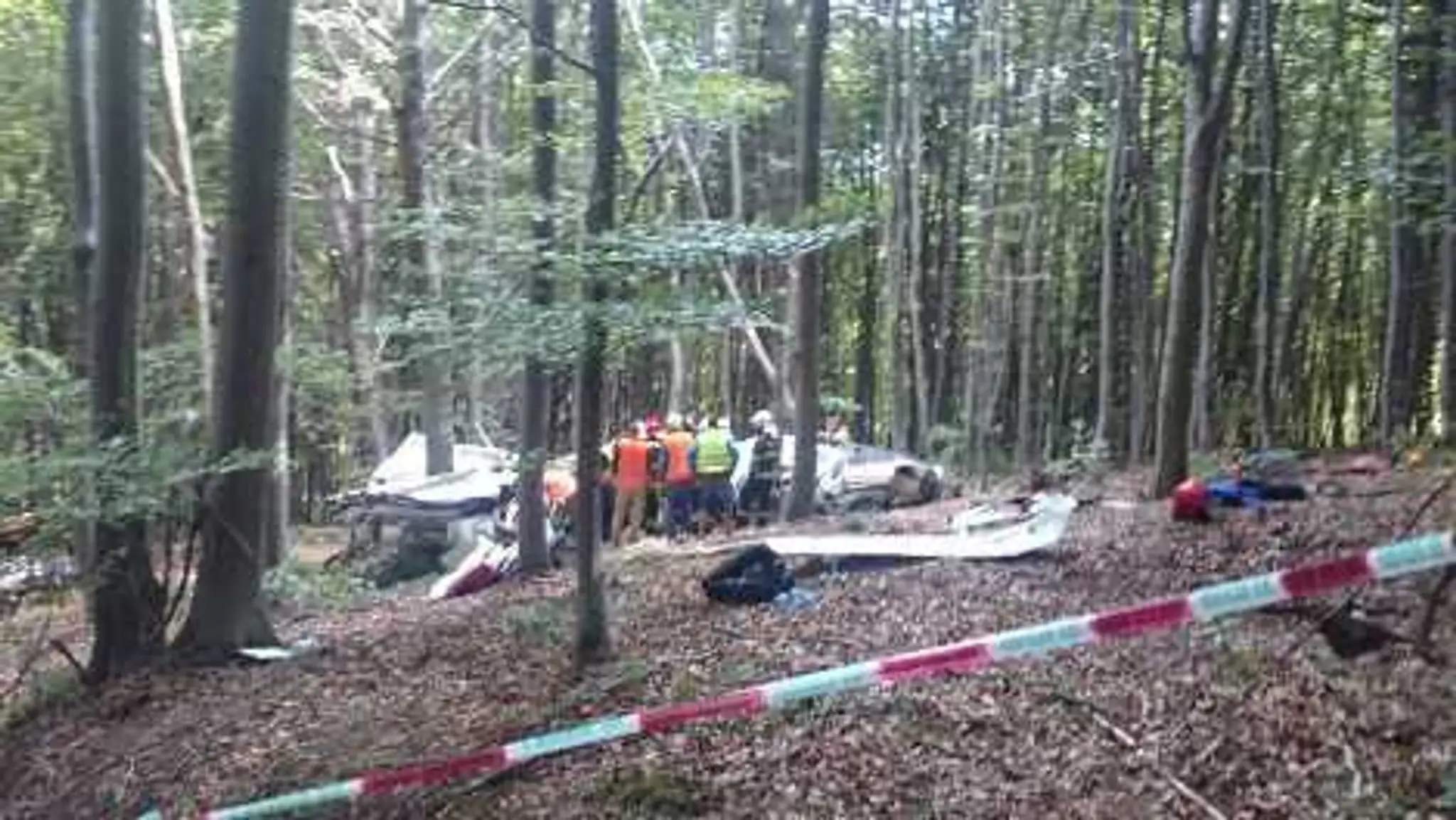 Vrak druhého lietadla odpratávajú deň po nešťastí.