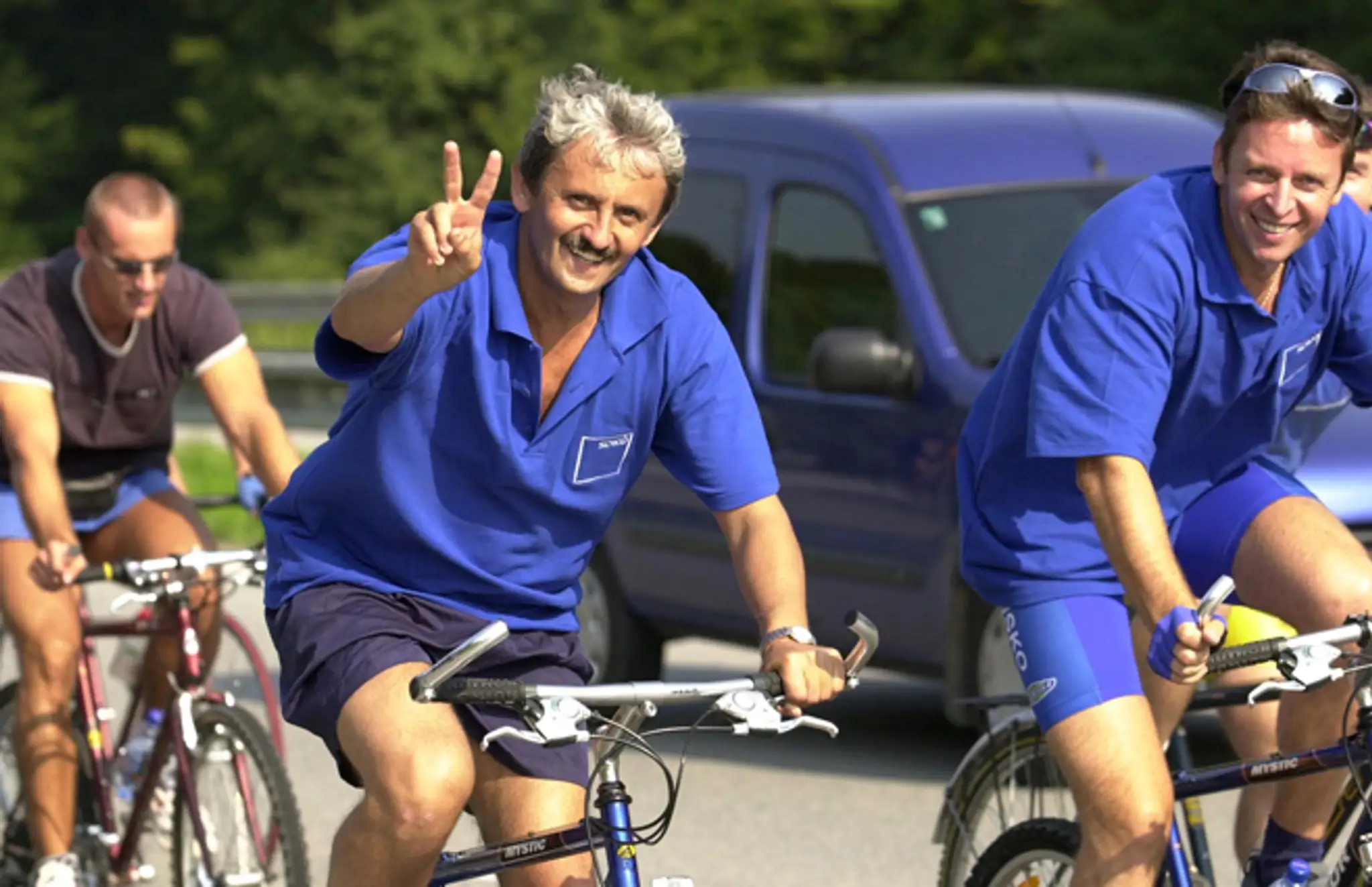 Na snímke z 23. augusta 2002 vtedajší premiér na cyklotúre.