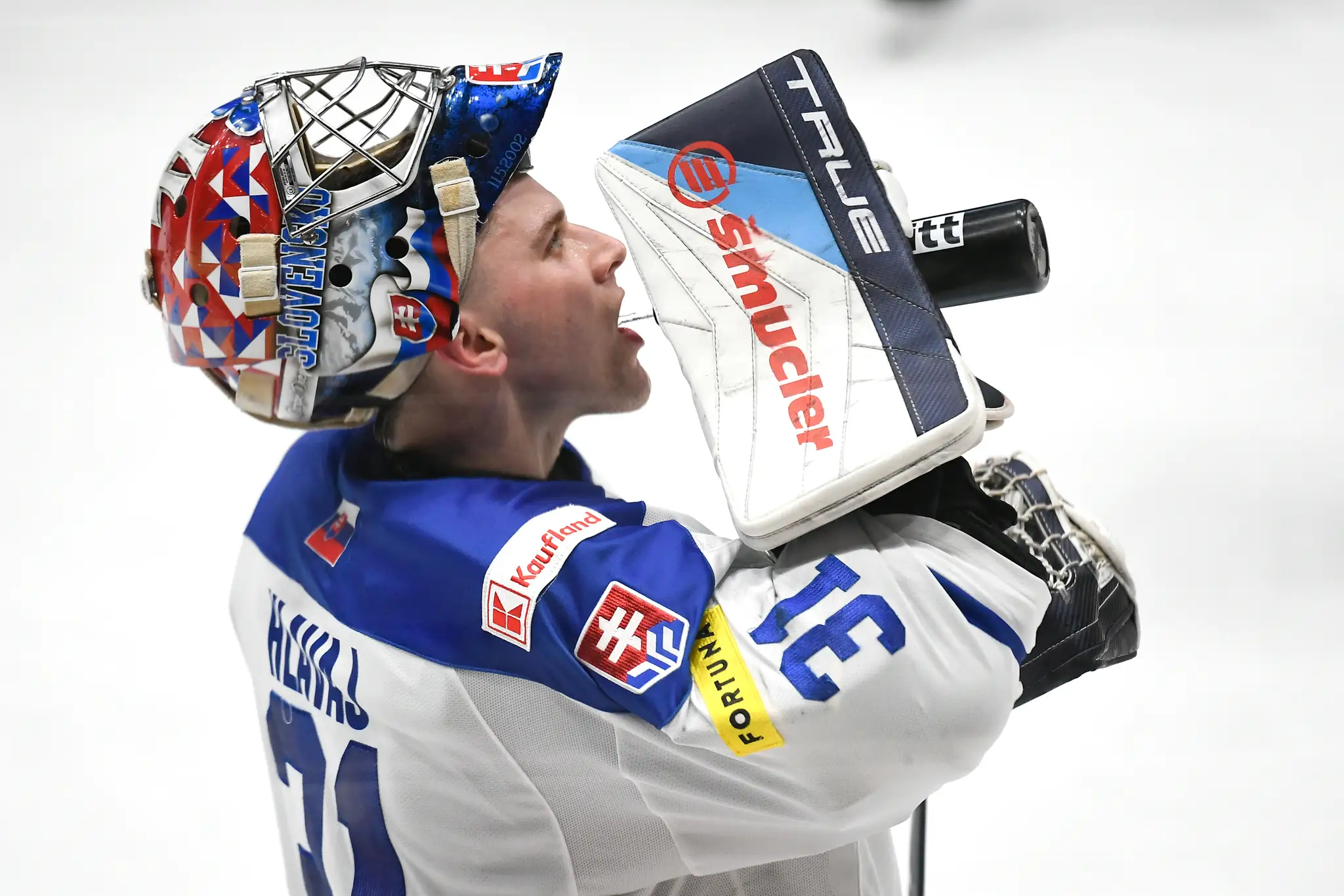 Samuel Hlavaj sa osviežuje počas zápasu Slovensko – Lotyšsko  na domácom turnaji Kaufland Cup