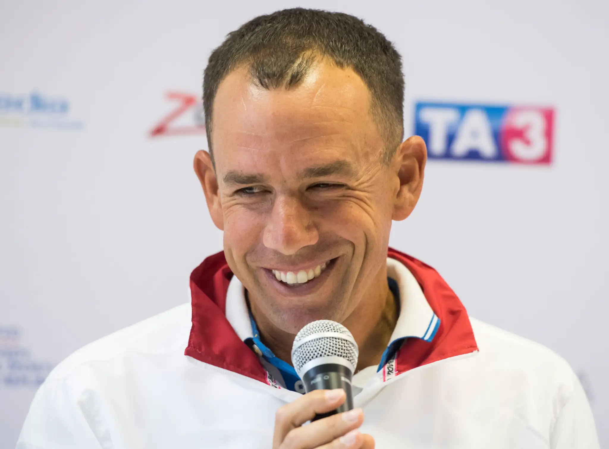 Na snímke nehrajúci kapitán slovenského daviscupového tímu Dominik Hrbatý.