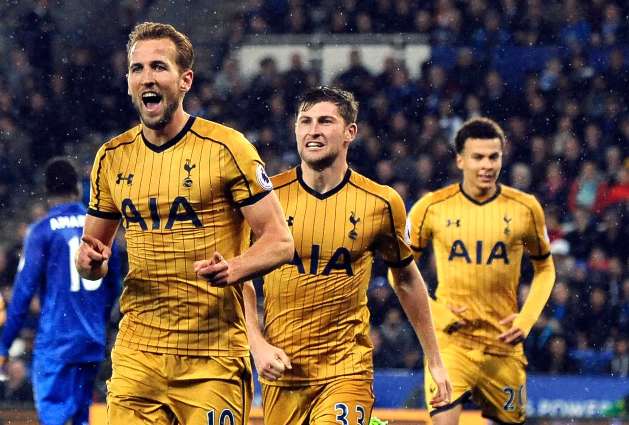 Harry Kane (vľavo) z Tottenhamu sa teší z gólu so spoluhráčmi.