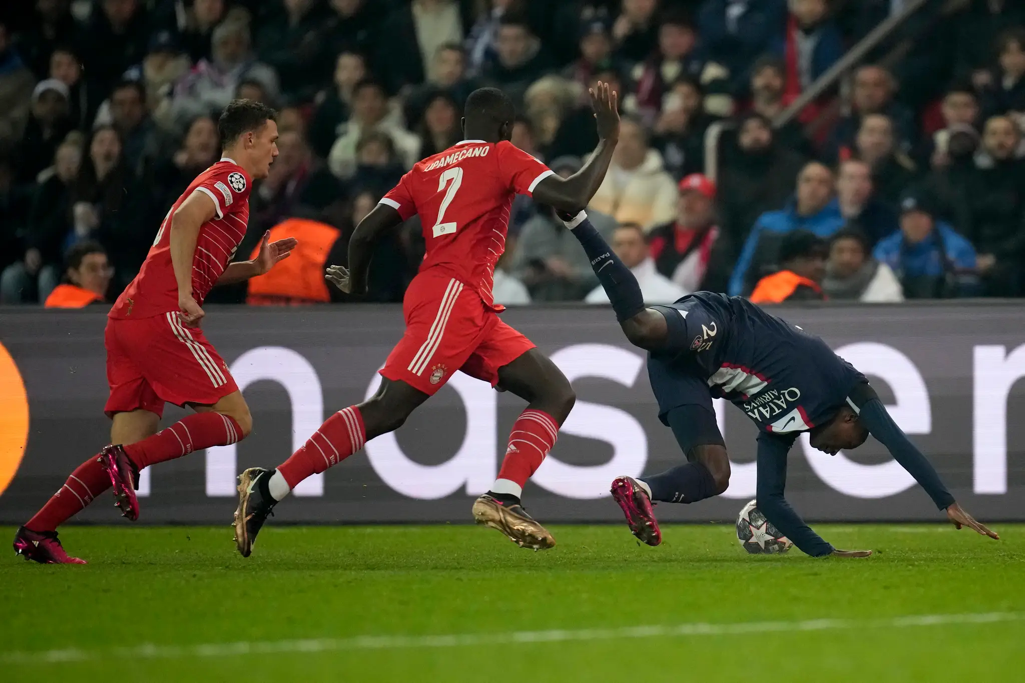 Sprava Nuno Mendes z PSG a Dayot Upamecano z Bayernu v prvom osemfinále LM.