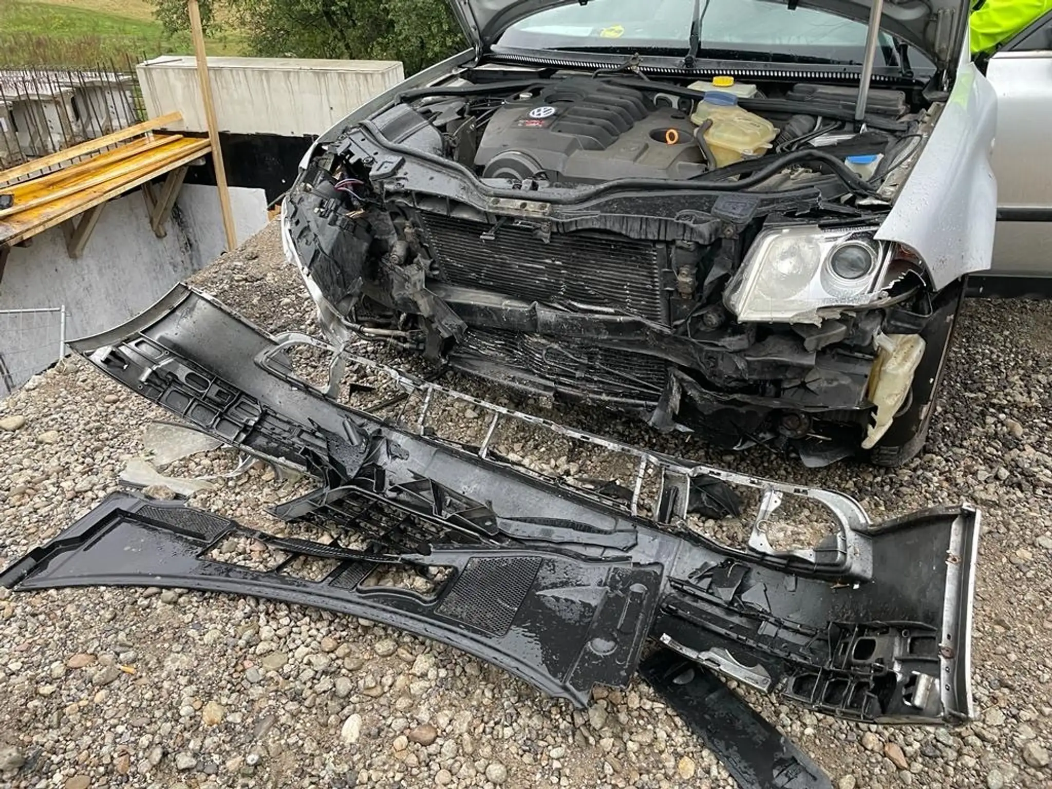 Auto zostalo visieť na mostnom debnení pri Veľkých Bierovciach.
