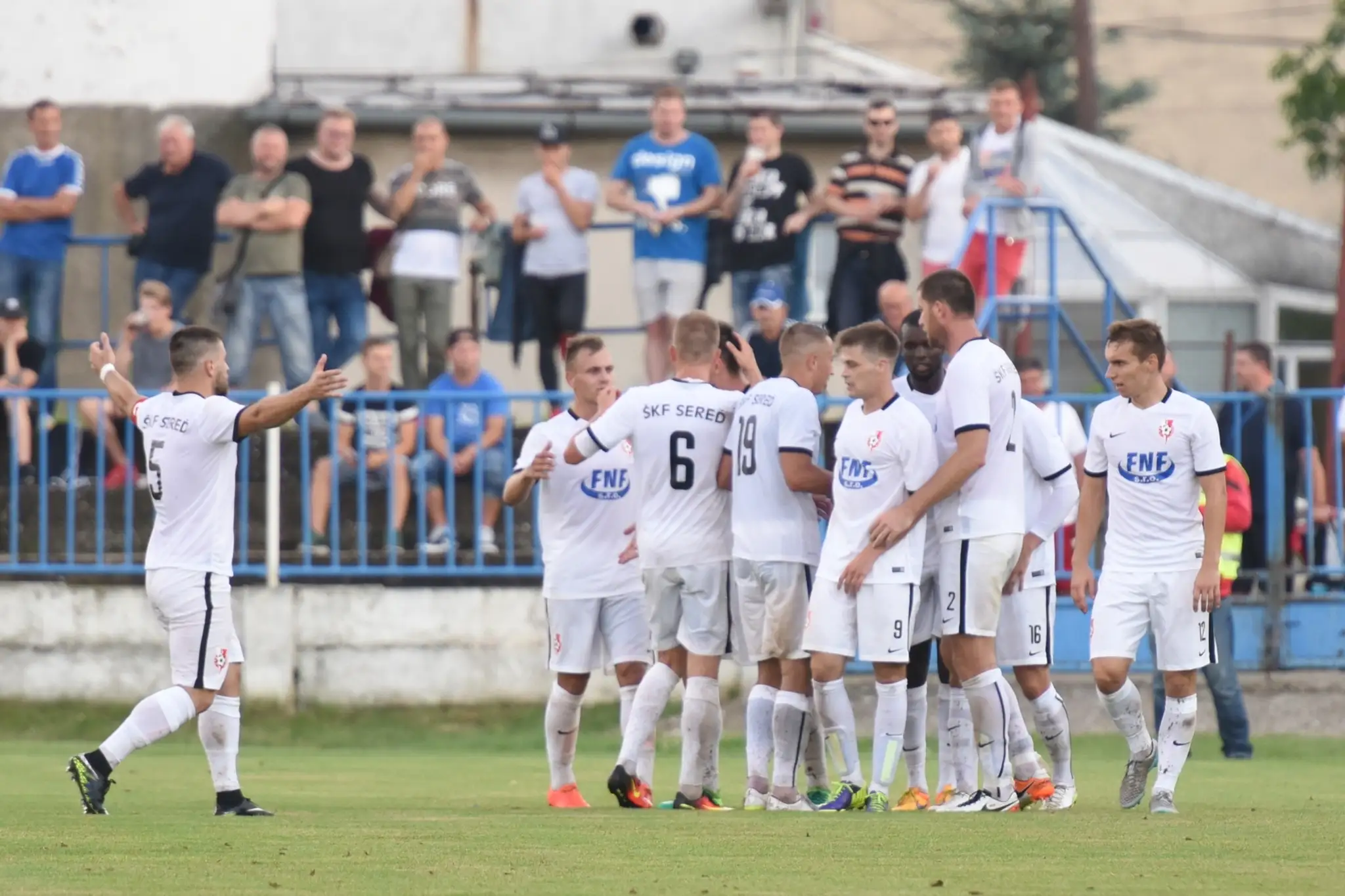 Radosť hráčov Serede po strelení gólu počas prípravného zápasu s Trabzonsporom.