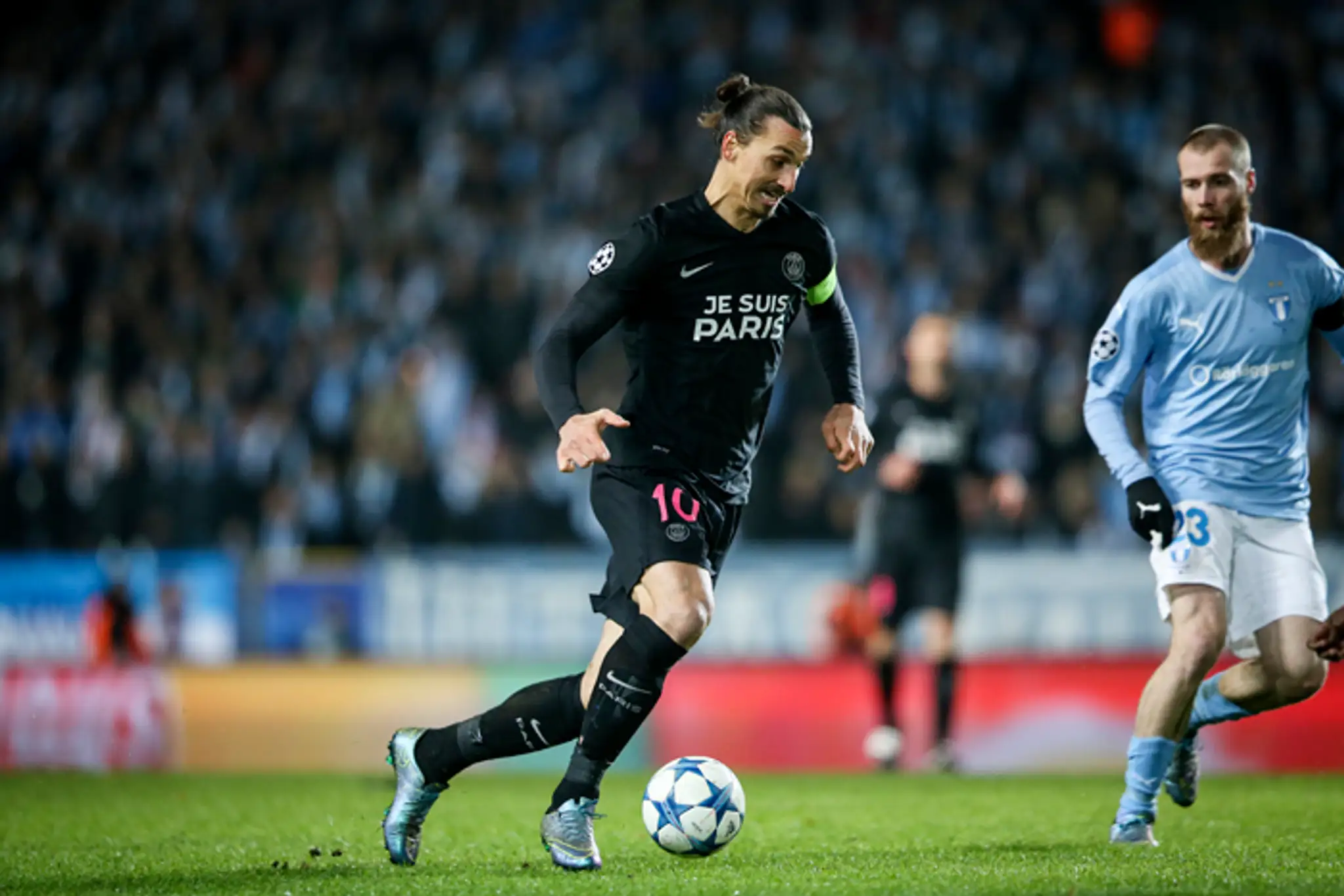 Zlatan Ibrahimovič (PSG) a nórsky hráč Malmö FF Jo Inge Berget.