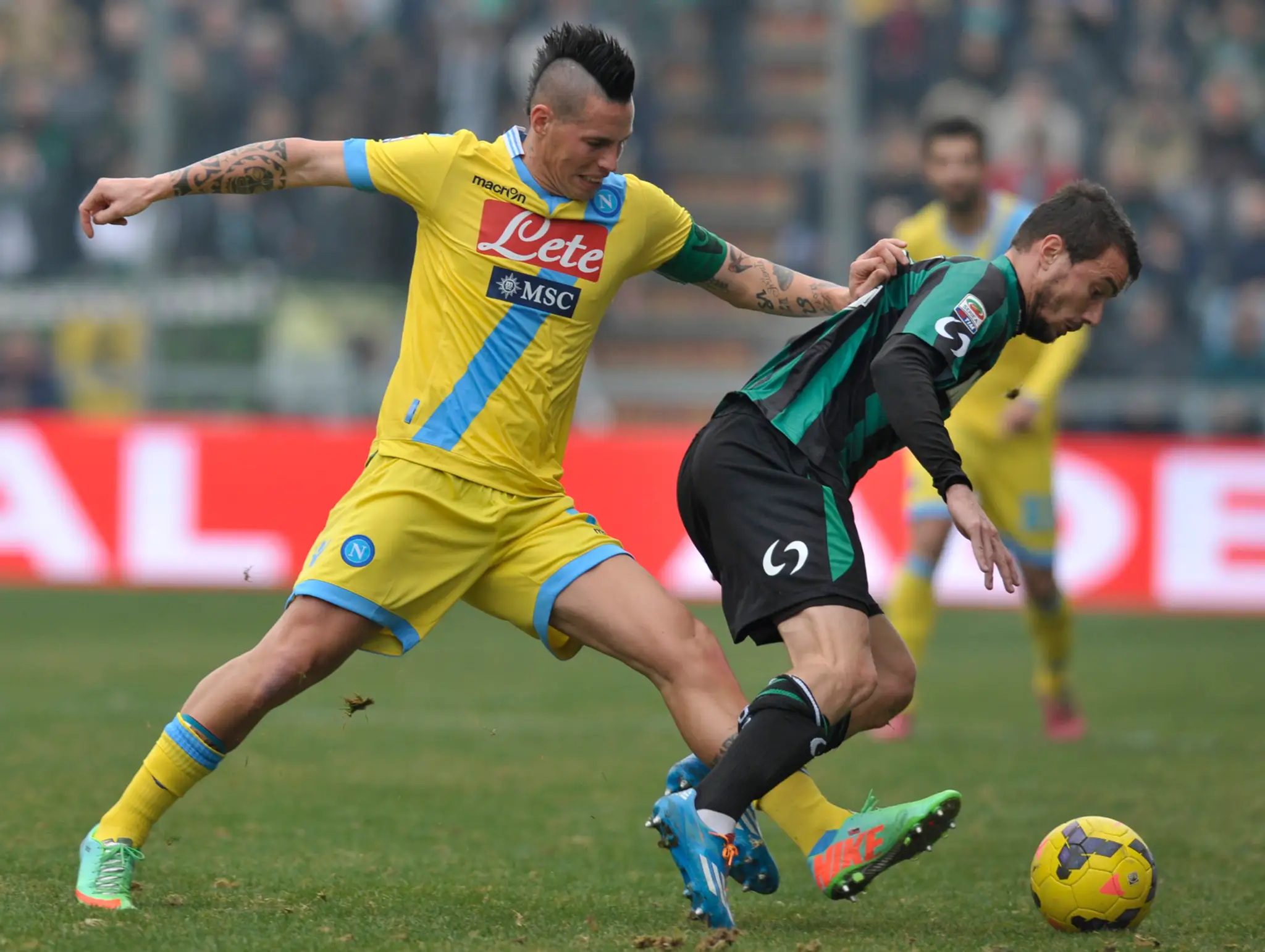 Marek Hamšík a hráč Sassuola Matteo Brighi