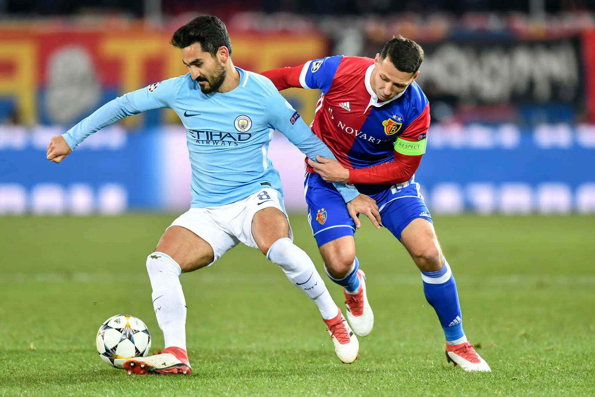 Raheem Sterling (vľavo) a jeho spoluhráč z ManCity Ilkay Gundogan sa tešia z gólu v prvom osemfinále LM v Bazileji.