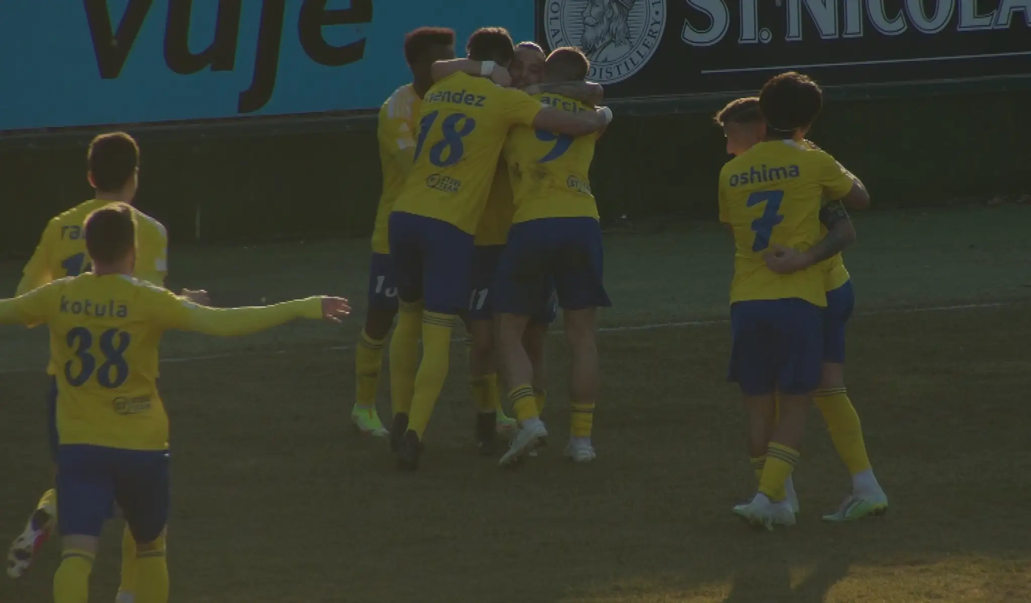 Michalovčania oslavujú vlastný gól Zlatomoravčanov.
