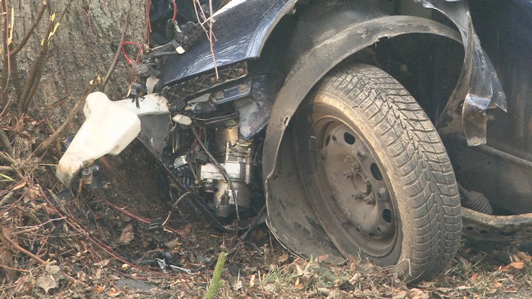 Detailný záber na havarované auto do stromu pri Levoči