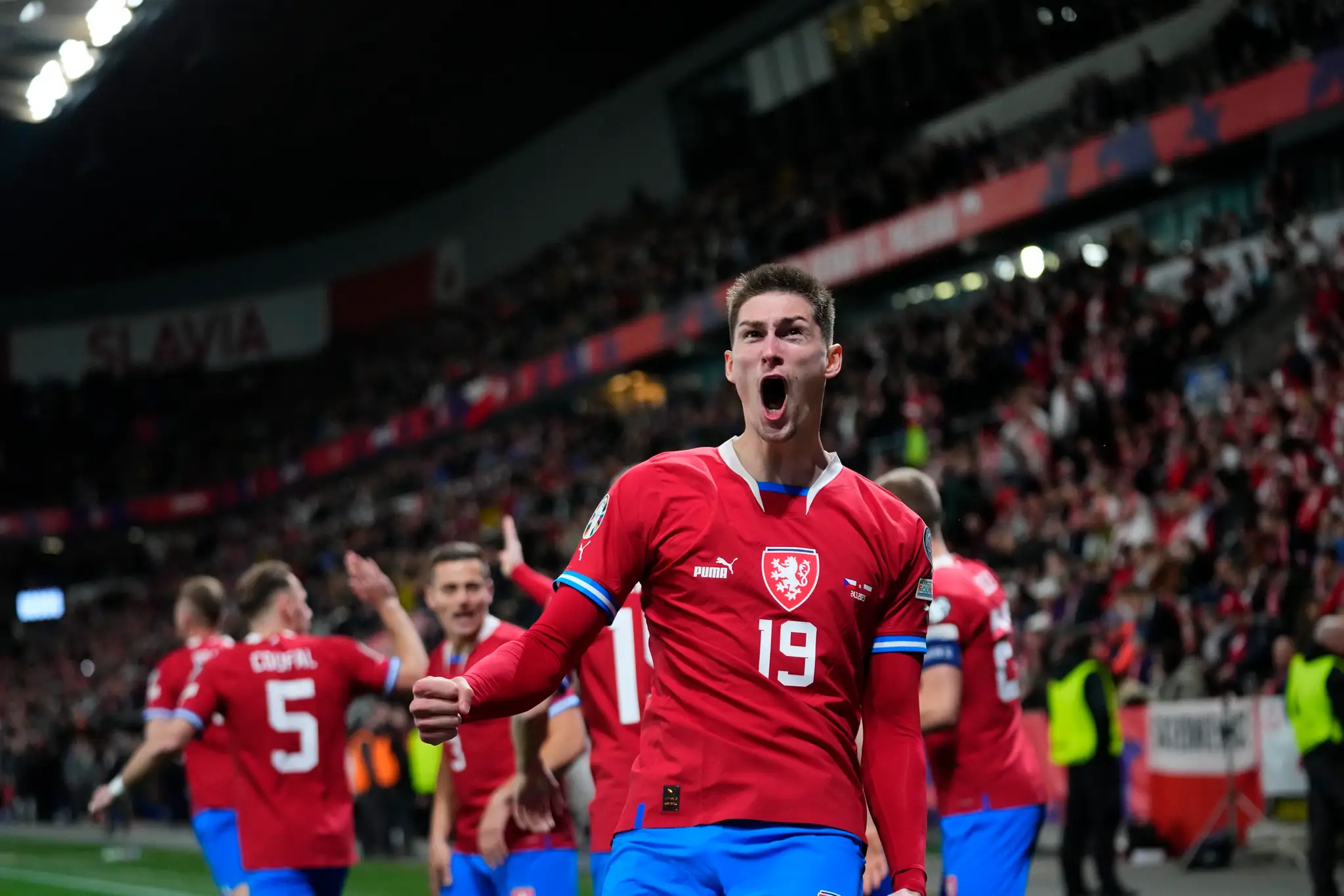 Čech Tomáš Čvančara oslavuje gól proti Poľsku v kvalifikácii ME 2024.